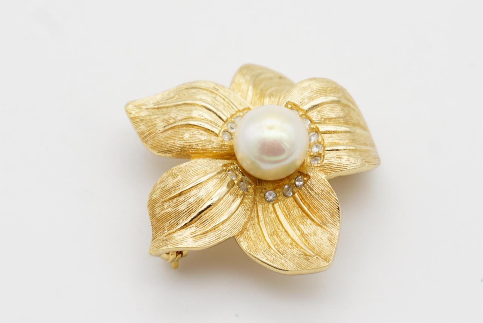 Christian Dior 1980s Vintage Wavy Swirl Flower White Pearl Gold Crystals Brooch For Sale 4