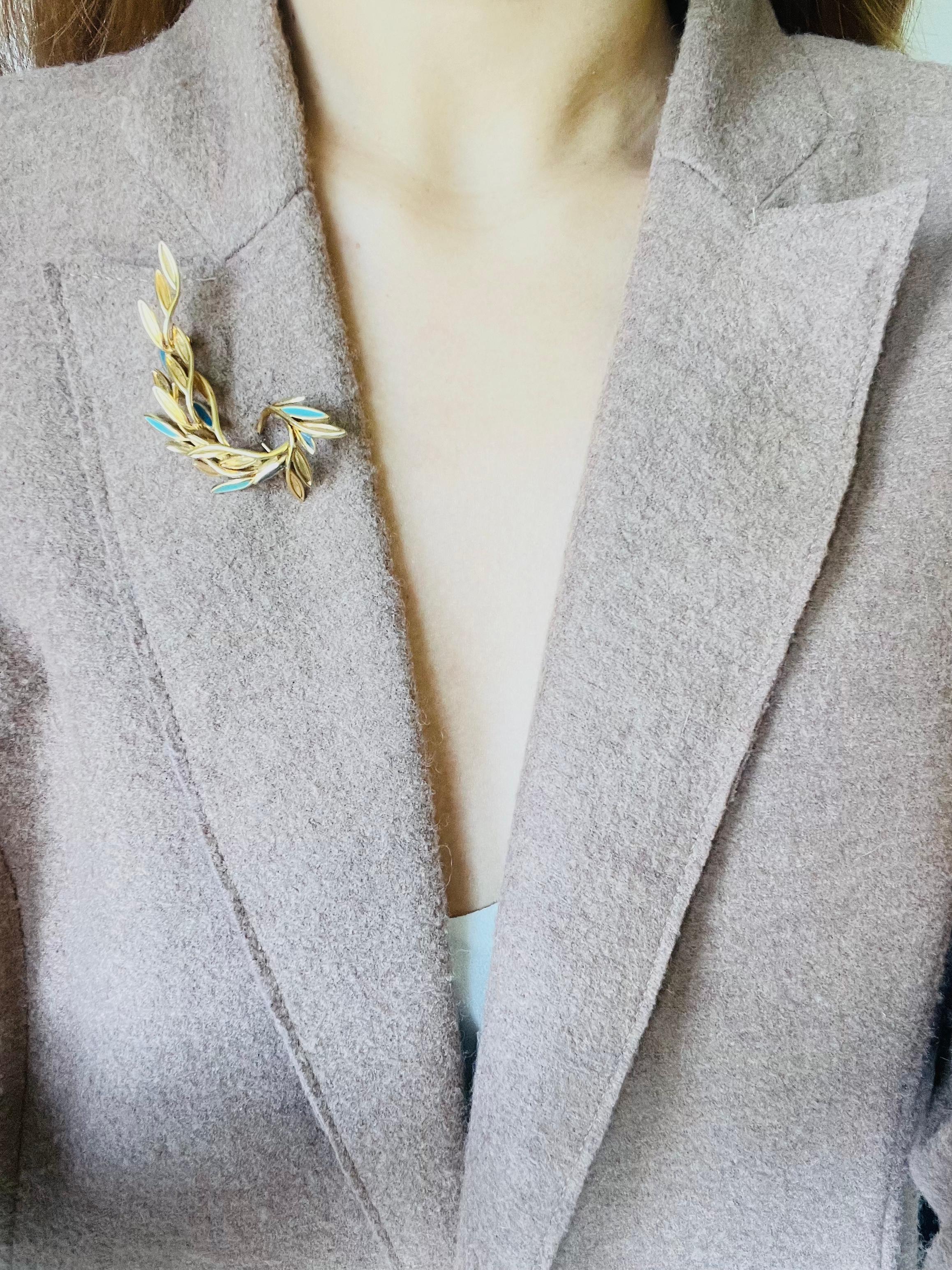 Femenino o masculino Christian Dior 1980s Vintage Broche ondulado remolino hoja turquesa azul marino pavo real pájaro en venta