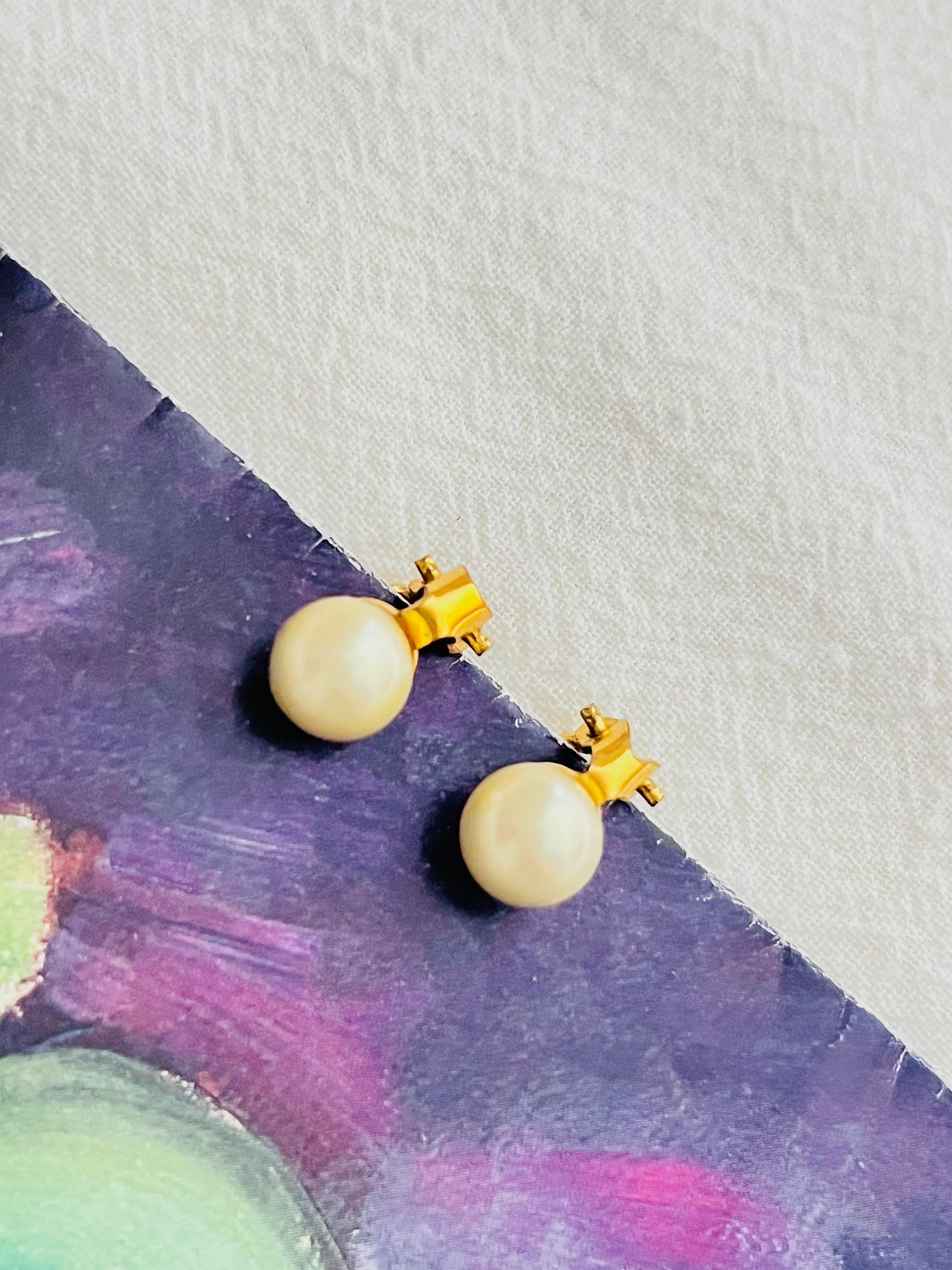Christian Dior 1980s Vintage White Ball Pearl Round Circle Gold Clip Earrings In Good Condition For Sale In Wokingham, England