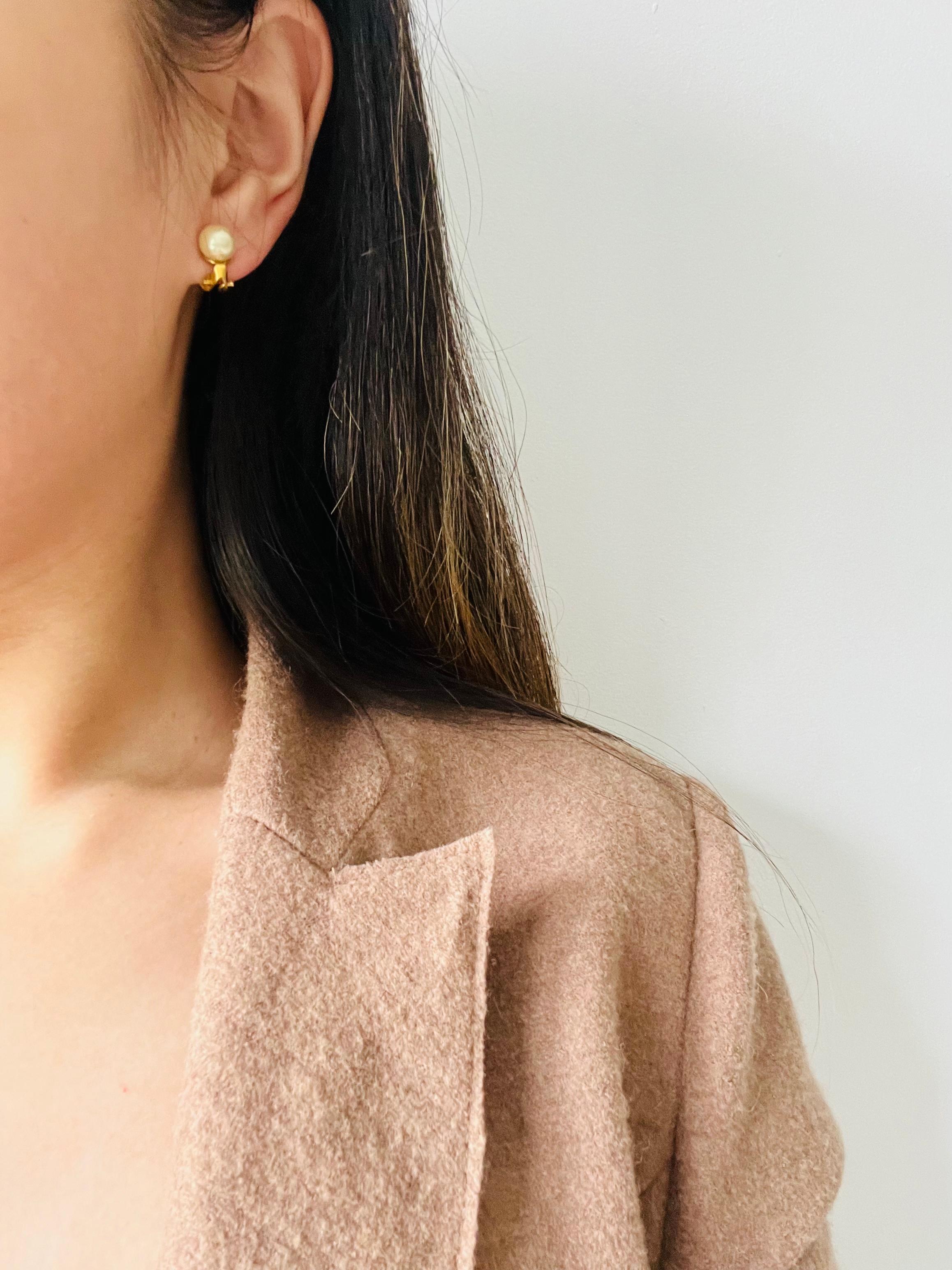 Christian Dior 1980s Vintage White Ball Pearl Round Circle Gold Clip Earrings For Sale 2