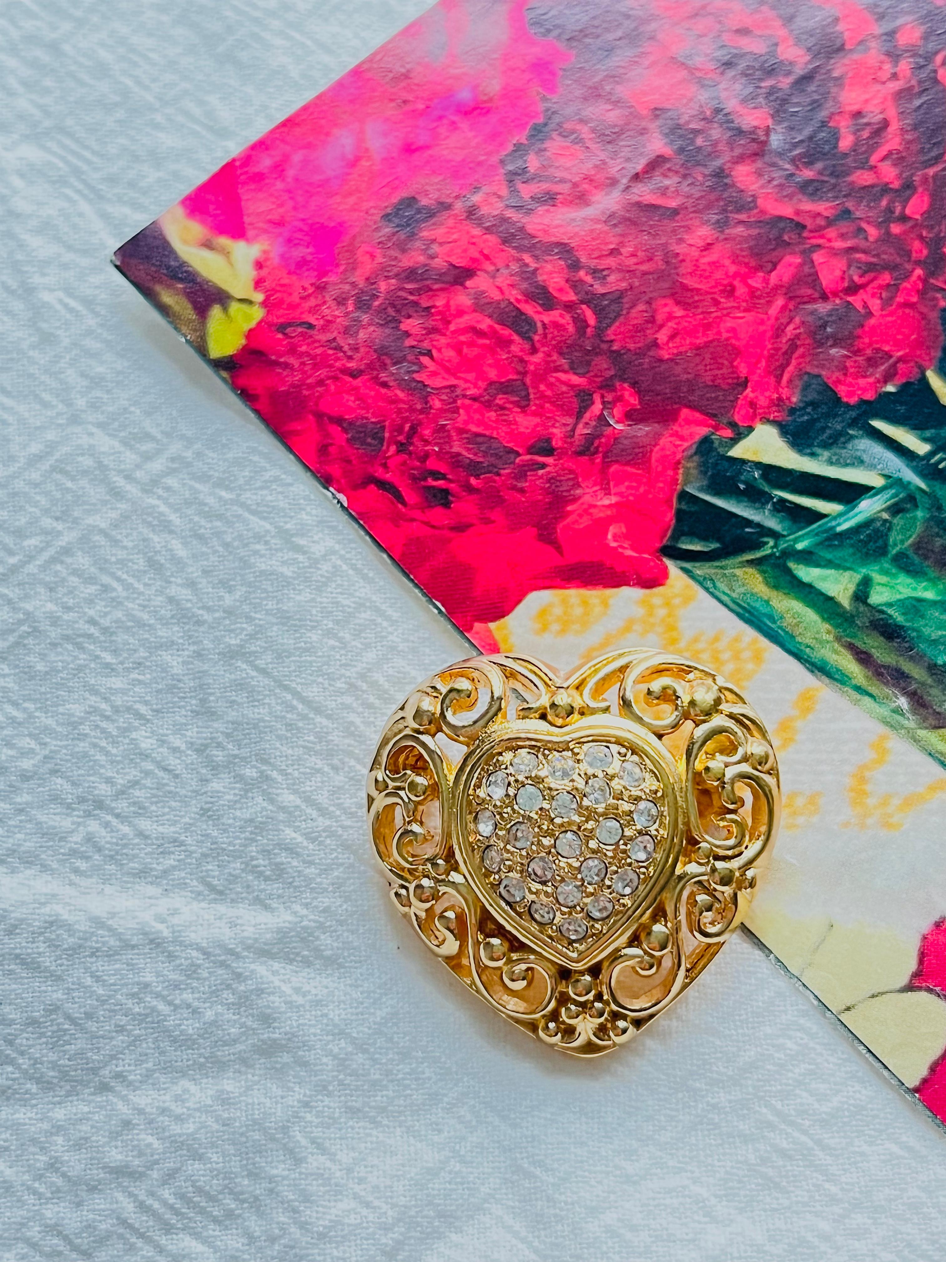 Christian Dior 1980s Vintage Weiße Kristalle Herz Liebe Durchbrochene Brosche, Gold-Ton

Sehr guter Zustand. 100% echt.

Ein Unikat. Diese stilisierte Brosche ist vergoldet.

Verschluss mit Sicherheitsnadel.

Größe: 3,2 cm x 3,0 cm.

Gewicht: 15.0