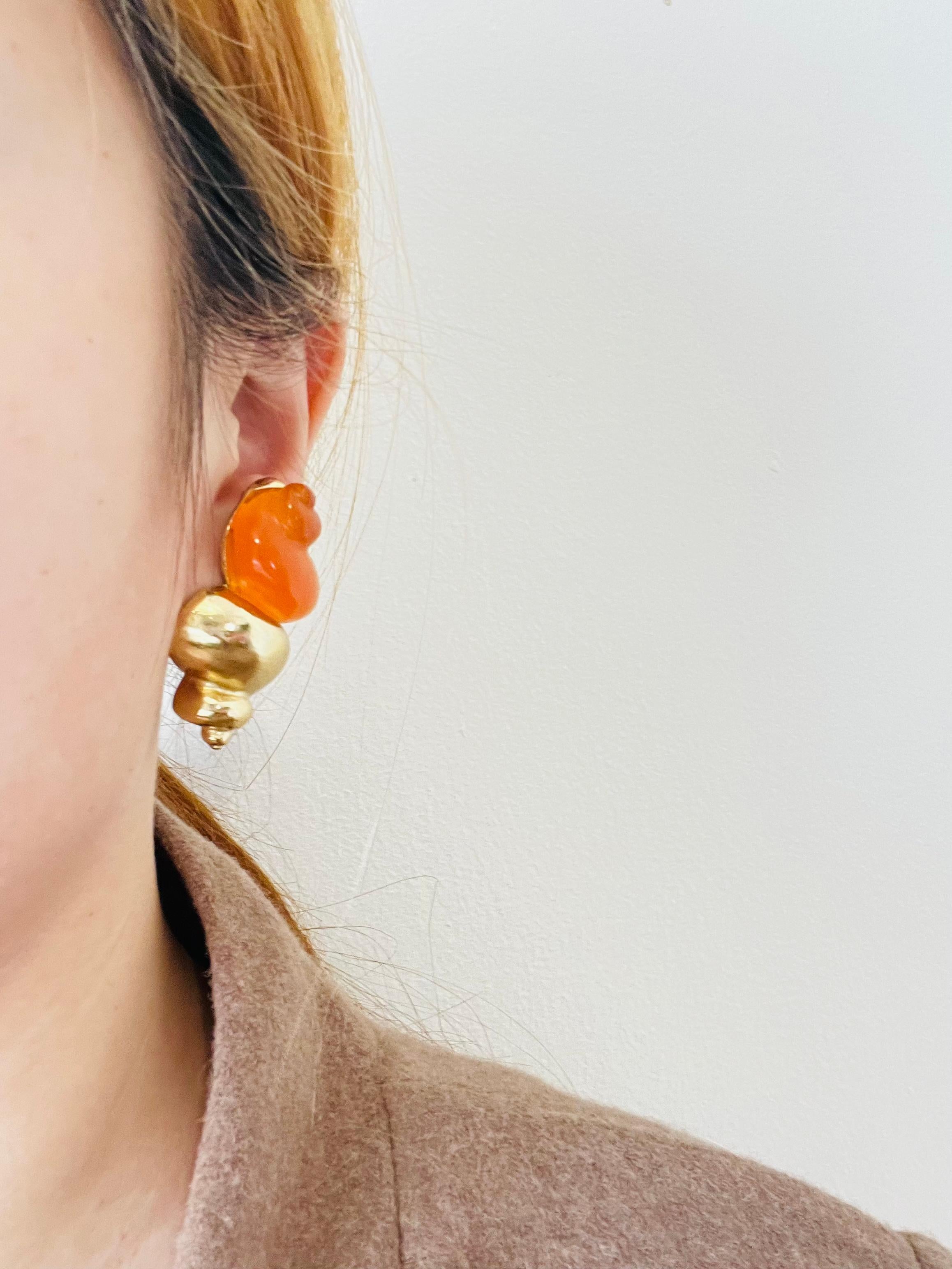 Christian Dior 1987 Robert Goossen Muschelschalen-Ohrringe mit Fackel in Orange und Gold im Zustand „Hervorragend“ im Angebot in Wokingham, England