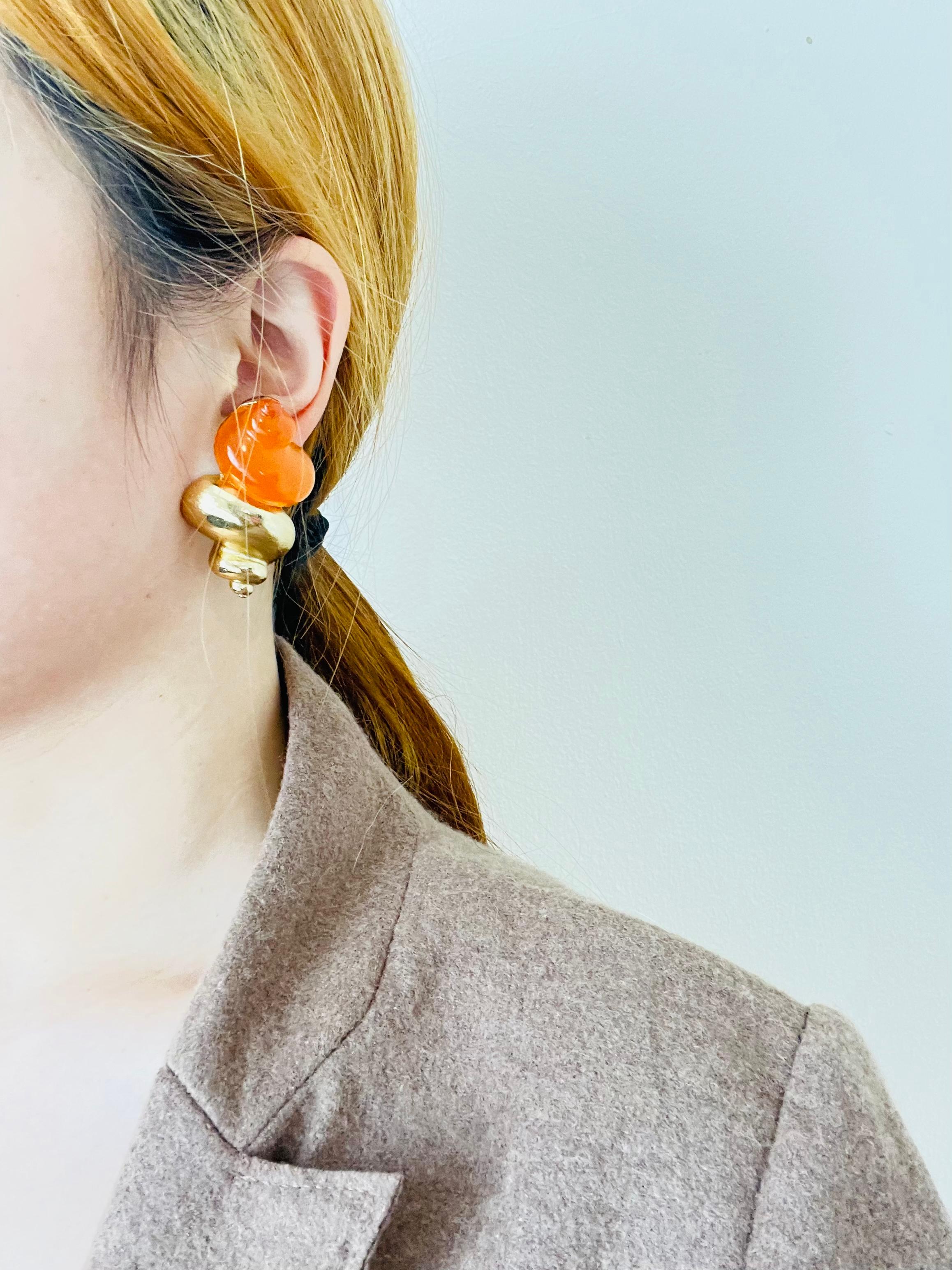 Christian Dior 1987 Robert Goossen Muschelschalen-Ohrringe mit Fackel in Orange und Gold für Damen oder Herren im Angebot