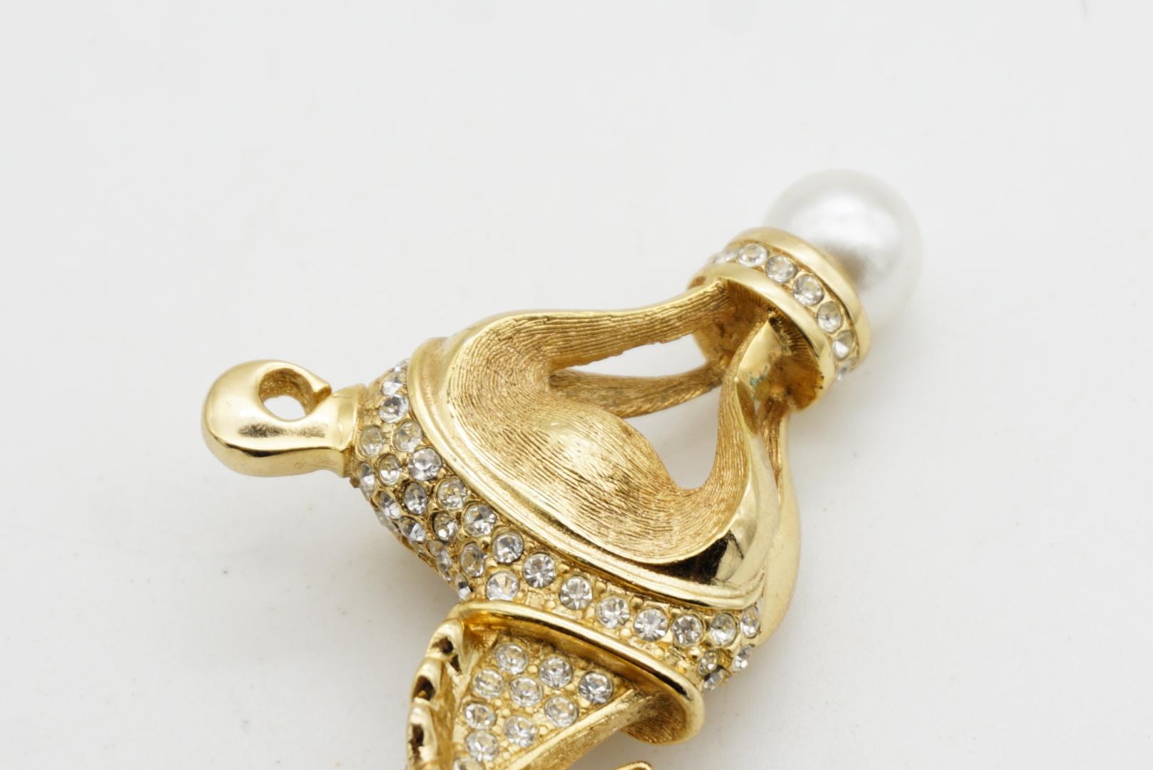 Christian Dior 1988 Vintage Cavallo Carino Stand Cristalli Perla Bianca Rotonda Spilla in vendita 7