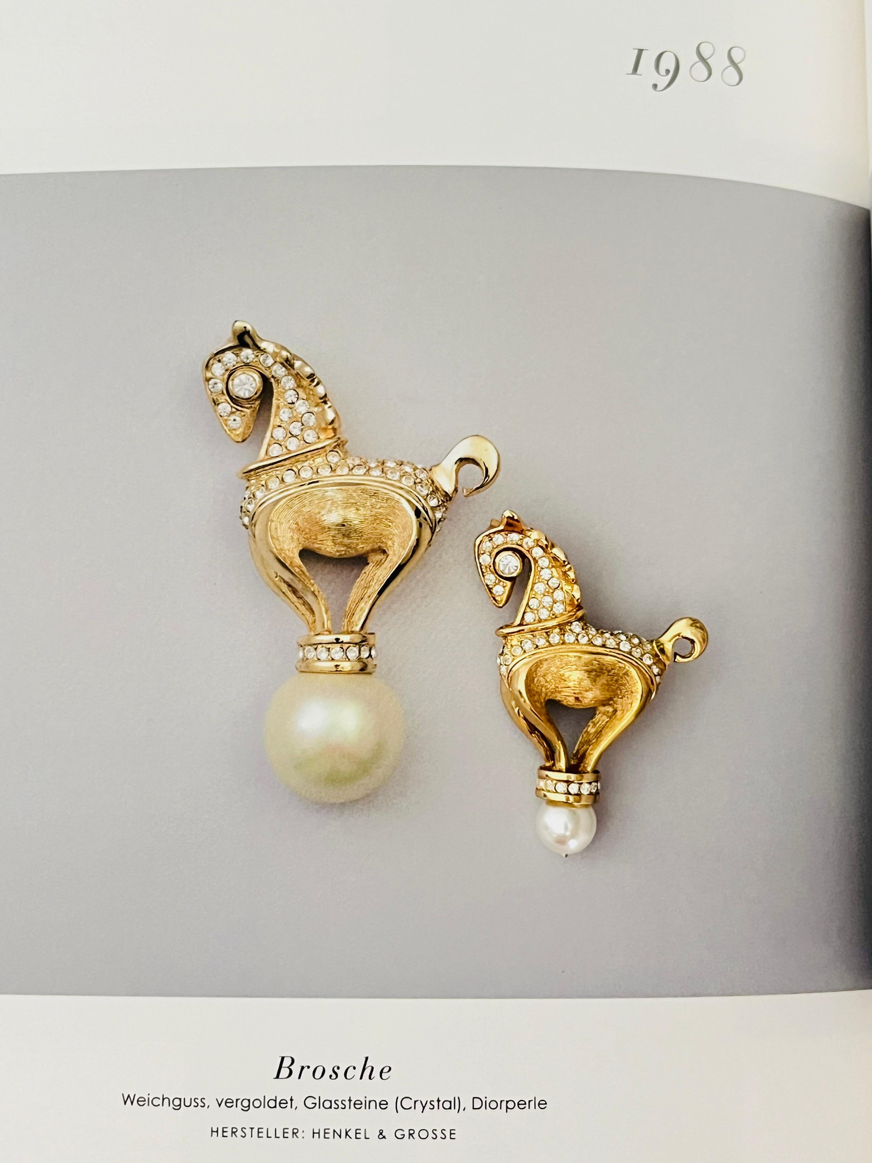 Christian Dior 1988 Vintage Cavallo Carino Stand Cristalli Perla Bianca Rotonda Spilla in vendita 11