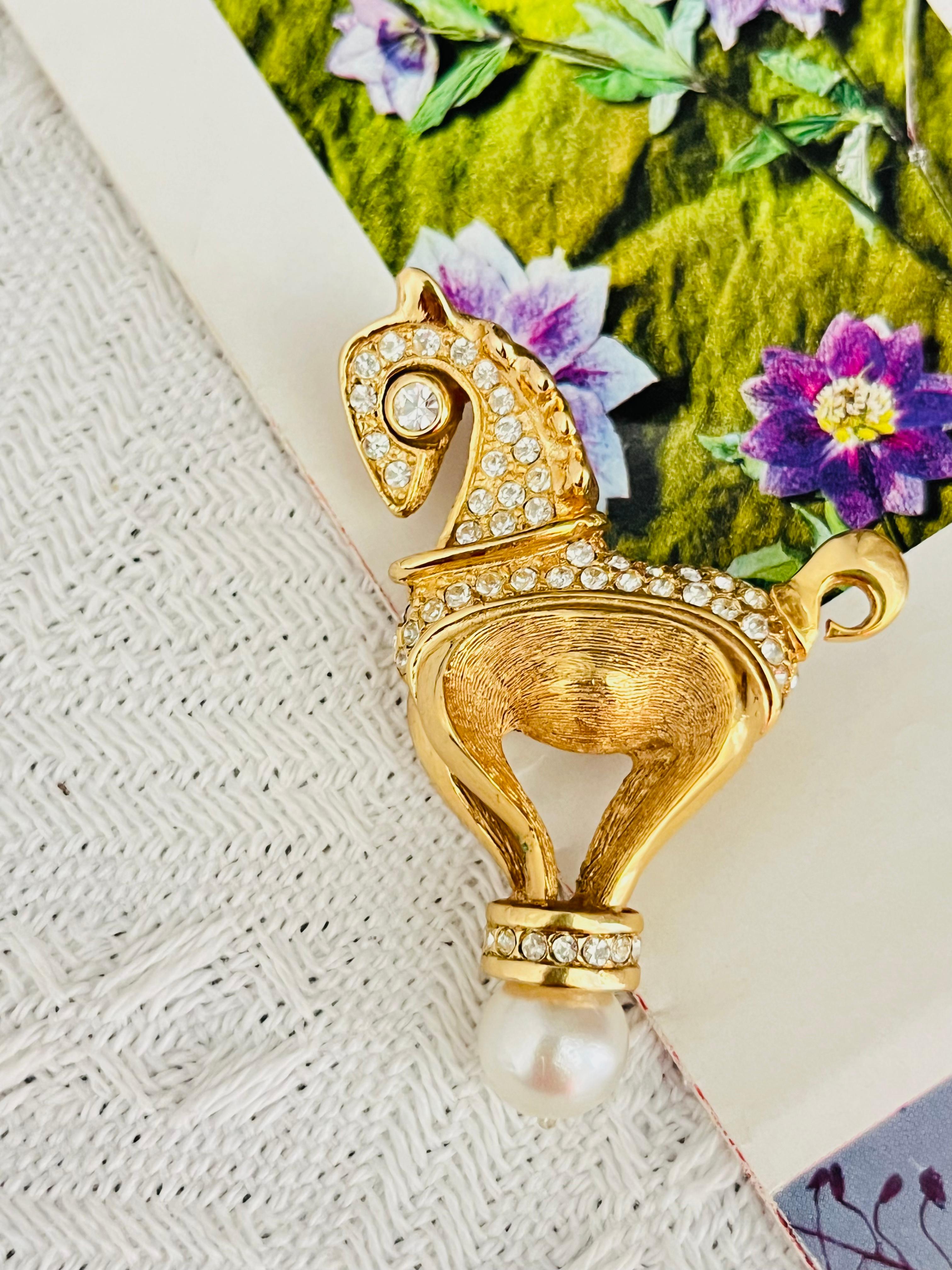Christian Dior 1988 Vintage Cavallo Carino Animale Stand Carosello Cristalli Perla Bianca Rotonda Spilla, Tono Oro

Condizioni eccellenti. Nessuna pietra persa. 100% autentico.

Pezzo di libro. Firmato sul retro. Molto raro da trovare. 

Materiale: