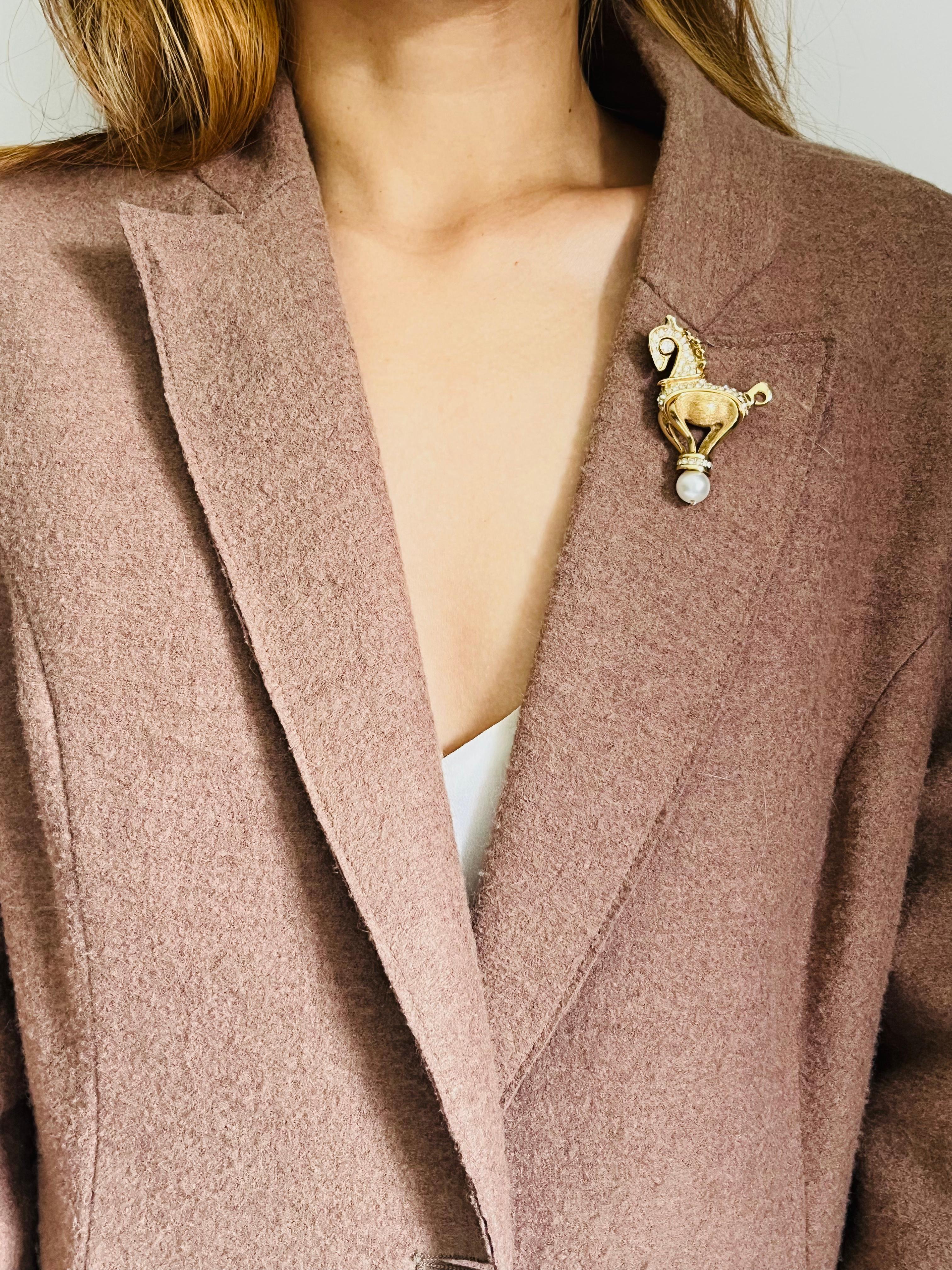 Christian Dior 1988 Vintage Cavallo Carino Stand Cristalli Perla Bianca Rotonda Spilla in vendita 16