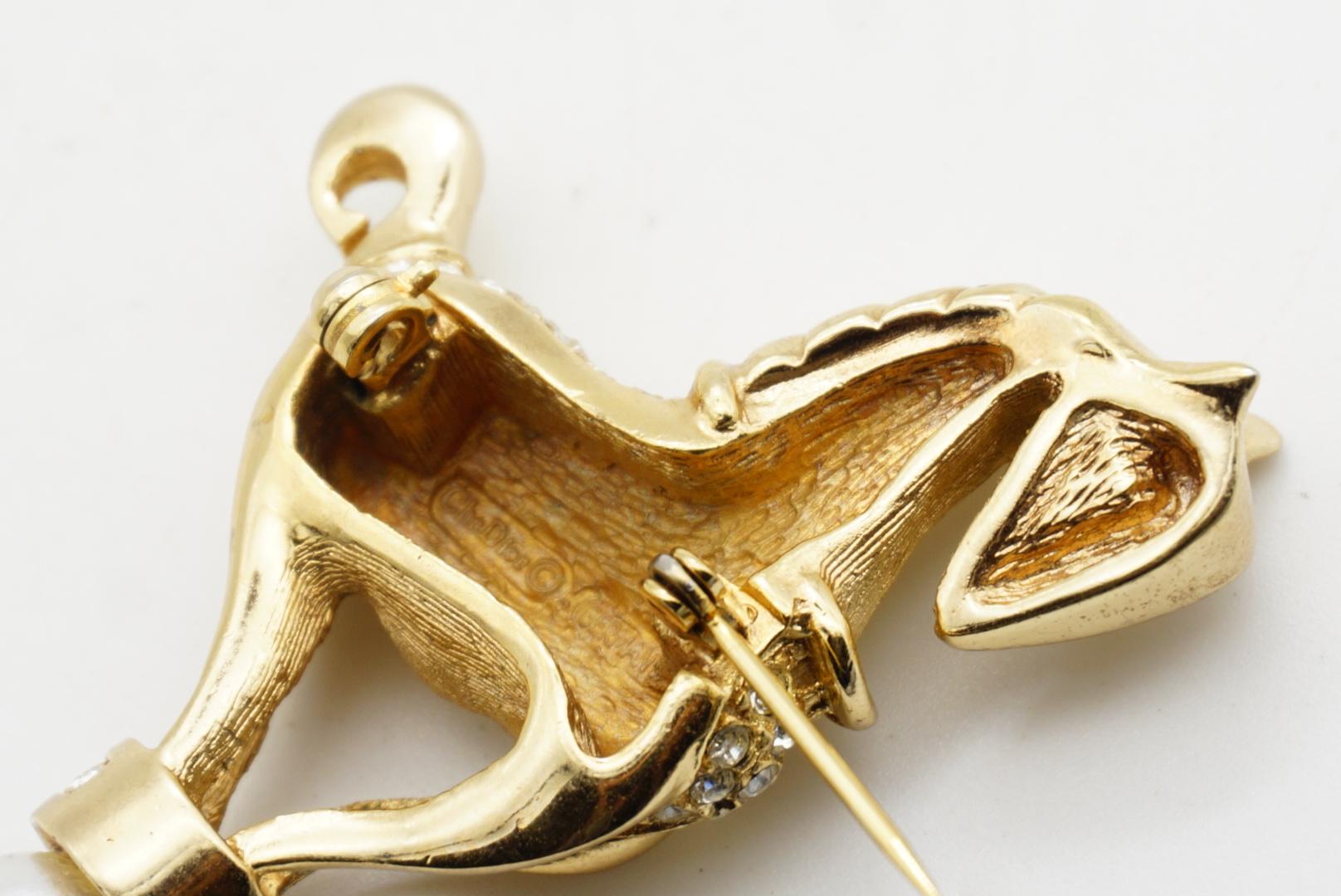 Christian Dior 1988 Vintage Cavallo Carino Stand Cristalli Perla Bianca Rotonda Spilla in vendita 24