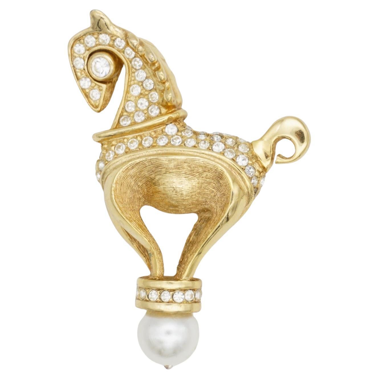 Christian Dior 1988 Vintage Cavallo Carino Stand Cristalli Perla Bianca Rotonda Spilla in vendita