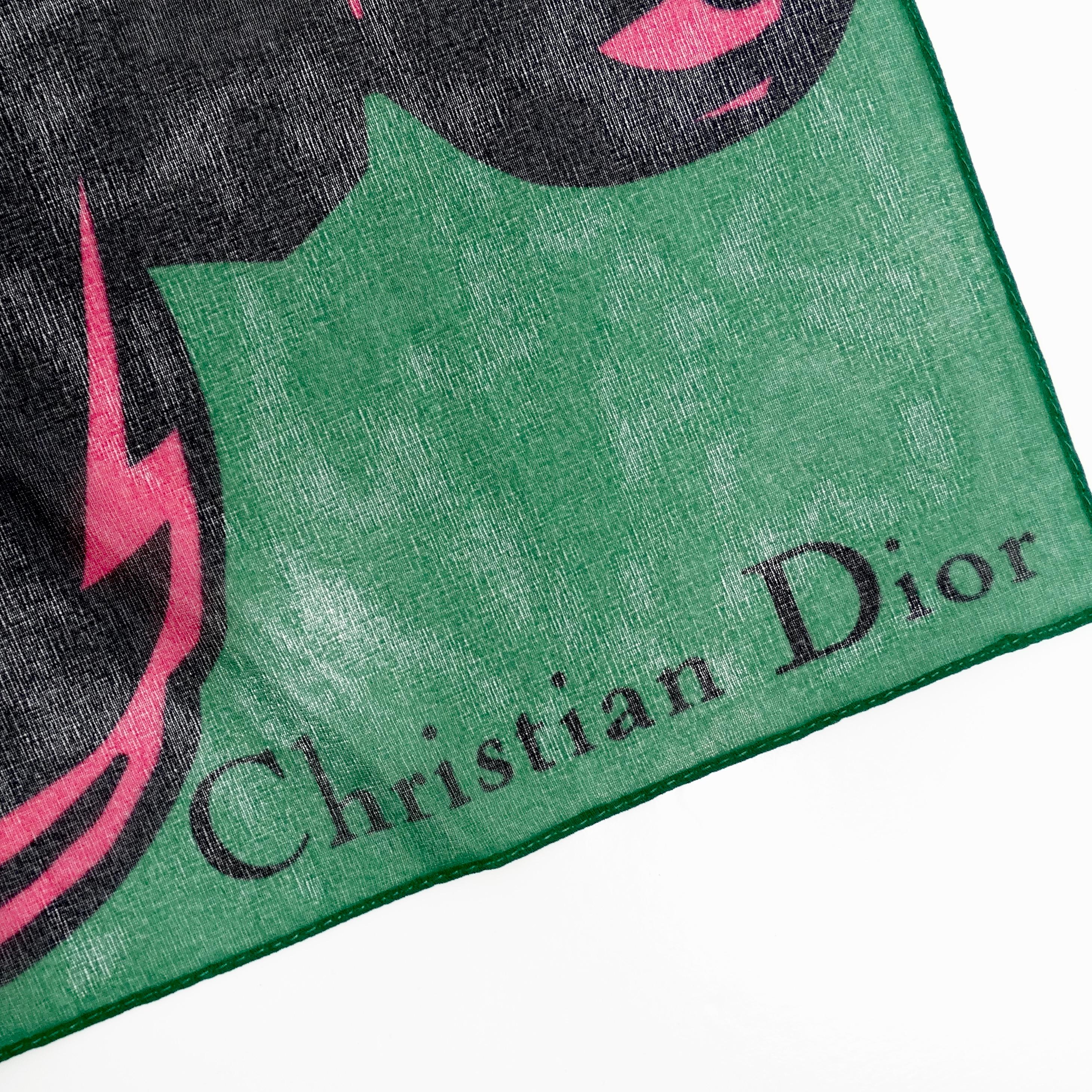 Der Christian Dior 1990s Poison Petite Seidenschal ist ein umwerfendes Accessoire, das Eleganz und Raffinesse ausstrahlt. Diese zierliche Krawatte oder das Einstecktuch aus luxuriöser Seide wird Ihren Look mit ihrem einzigartigen Druck und ihrem