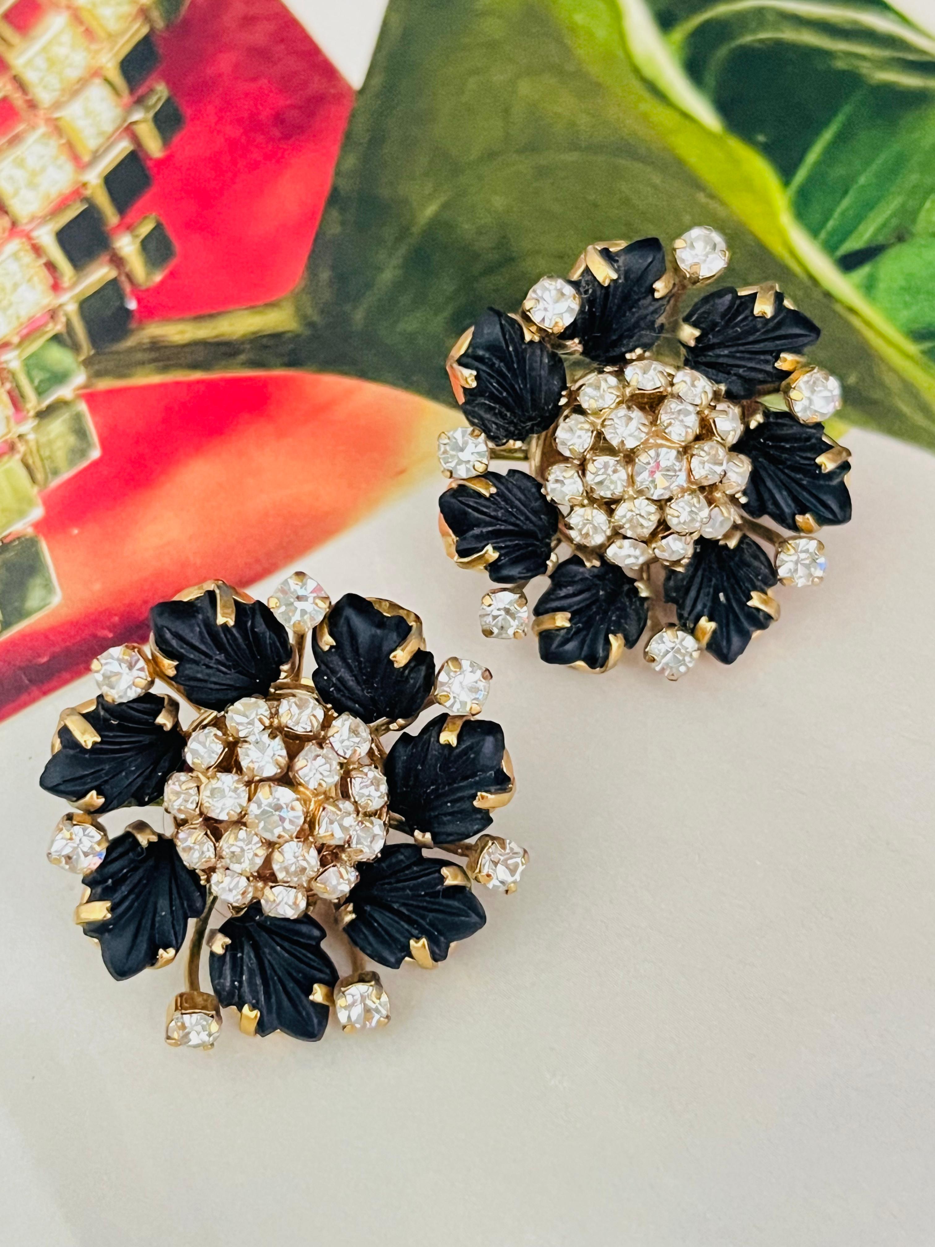 Christian Dior 1992 Vintage Vivid Black Blossom Flower Crystals Pistil Leaf Openwork Elegant Chunky Statement Clip Ohrringe, vergoldet

Sehr guter Zustand. Es sind keine Steine verloren gegangen. Sehr leichte Kratzer oder Farbverluste, kaum