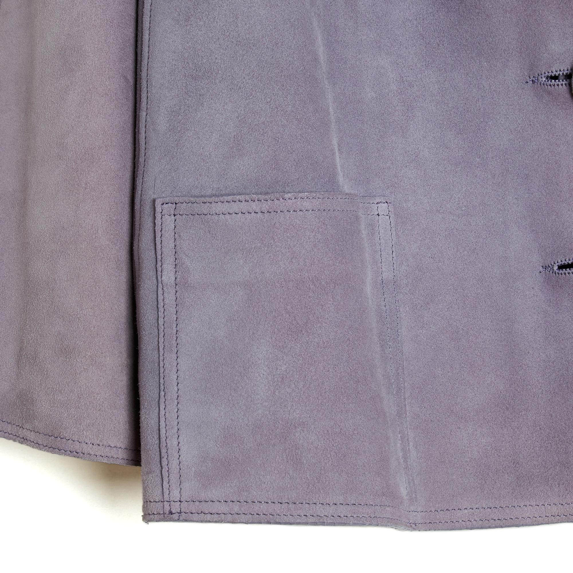 Jacke der Christian Dior Cruise 2000 Collection von John Galliano aus weichem, lilafarbenem Parma-Wildleder, ausgestellter Kragen, der mit 4 Knöpfen in passendem Wildleder geschlossen wird, 2 untere aufgesetzte Taschen, 3/4 ausgestellte Raglanärmel,