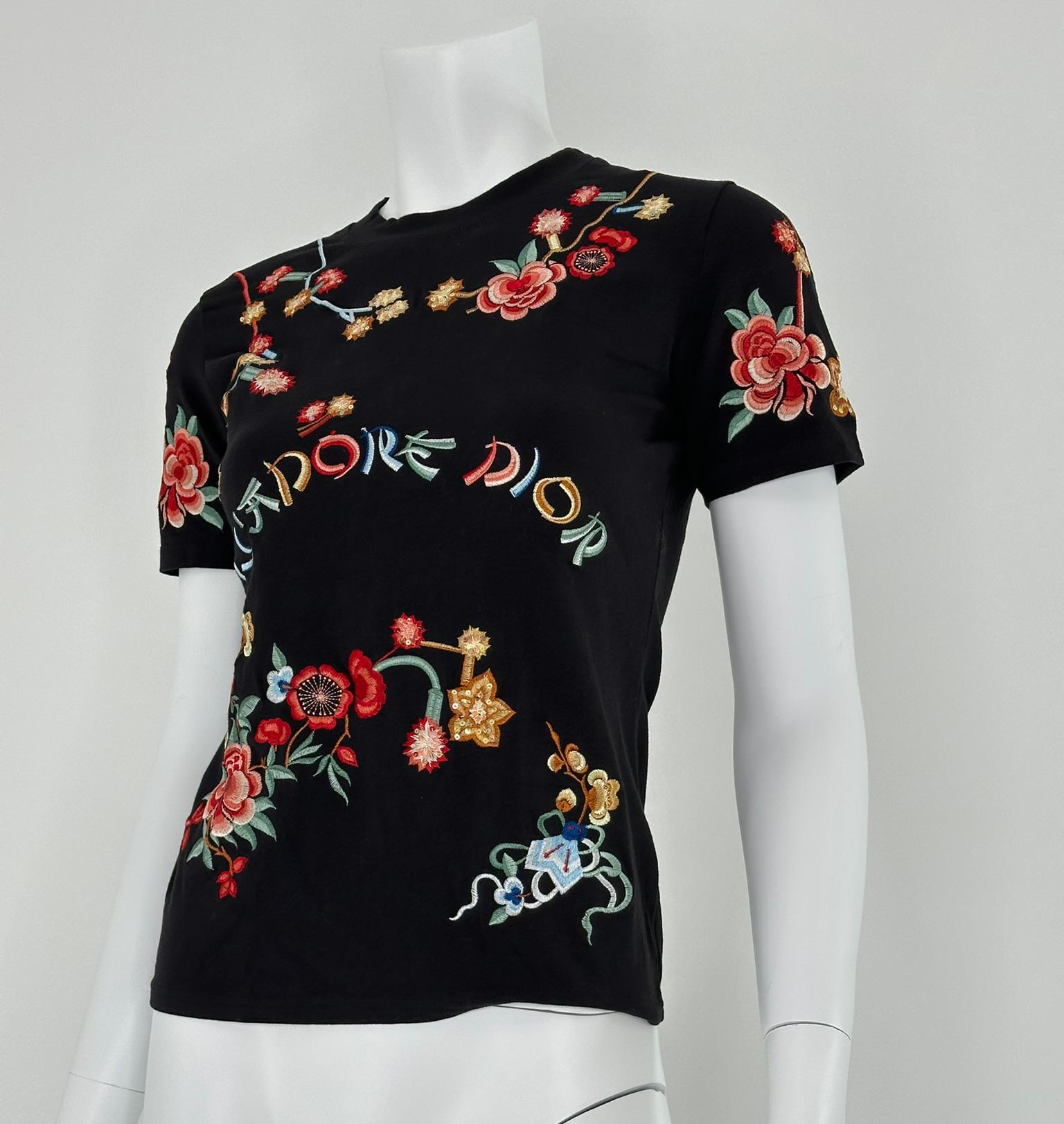 Christian Dior 2001 J'ADORE DIOR, T-Shirt a maniche corte in cotone nero ricamato. Jewell neck, manica corta, ricamata e cucita con paillettes su tutto il capo. Il ricamo è realizzato in stile Asian Style, J'ADORE DIOR è ricamato ad arco sul