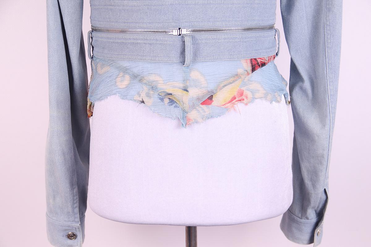 

Dall'iconico periodo di John Galliano for Christian Dior, questa giacca Dior SS2001 espone diverse cerniere.  La giacca è realizzata in denim leggero con lavaggio acido e finiture in chiffon di seta floreale con bordi grezzi. Ha un taglio aderente