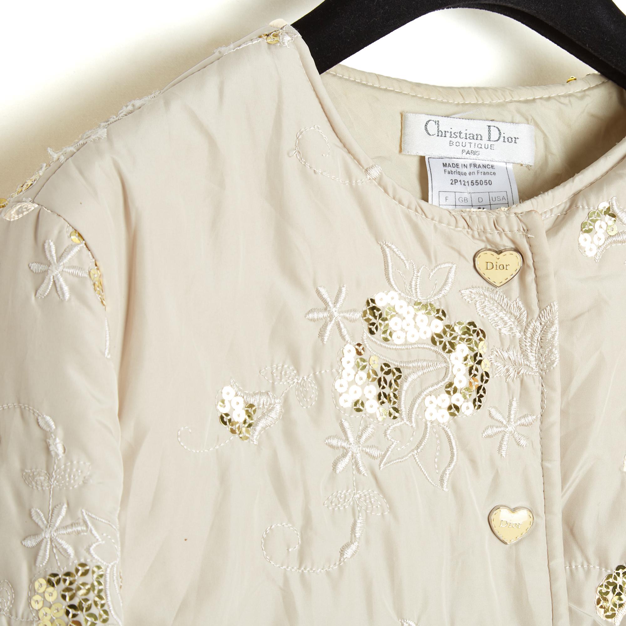 Jacke Christian Dior aus der Kollektion SS2002 von John Galliano aus beigem Baumwollsatin-Canvas, leicht gepolstert, mit Blumenmotiven aus beigem Garn und goldenen Pailletten bestickt, runder Kragen, der mit 5 