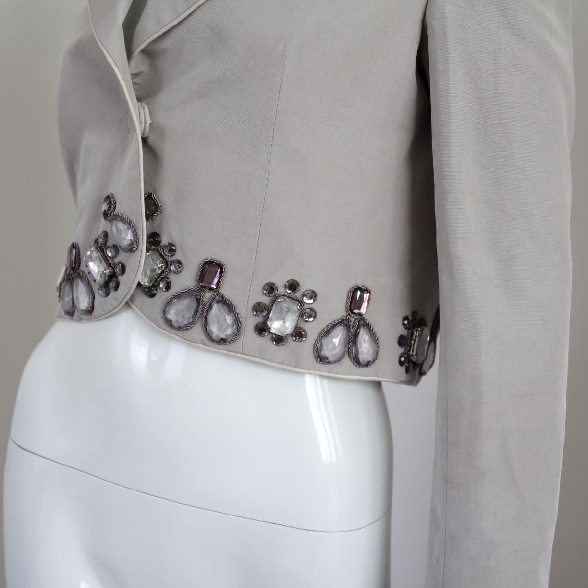 DIOR 

2004. Gray short blazer from Christian Dior by John Galliano set with gemstones.
 
Buy Now Or Cry Later! 

This jacket is an extremely rare collector's item. 

51% Cotton 49% Silk.

The blazer is in good condition (see photo). 
Minimal wear