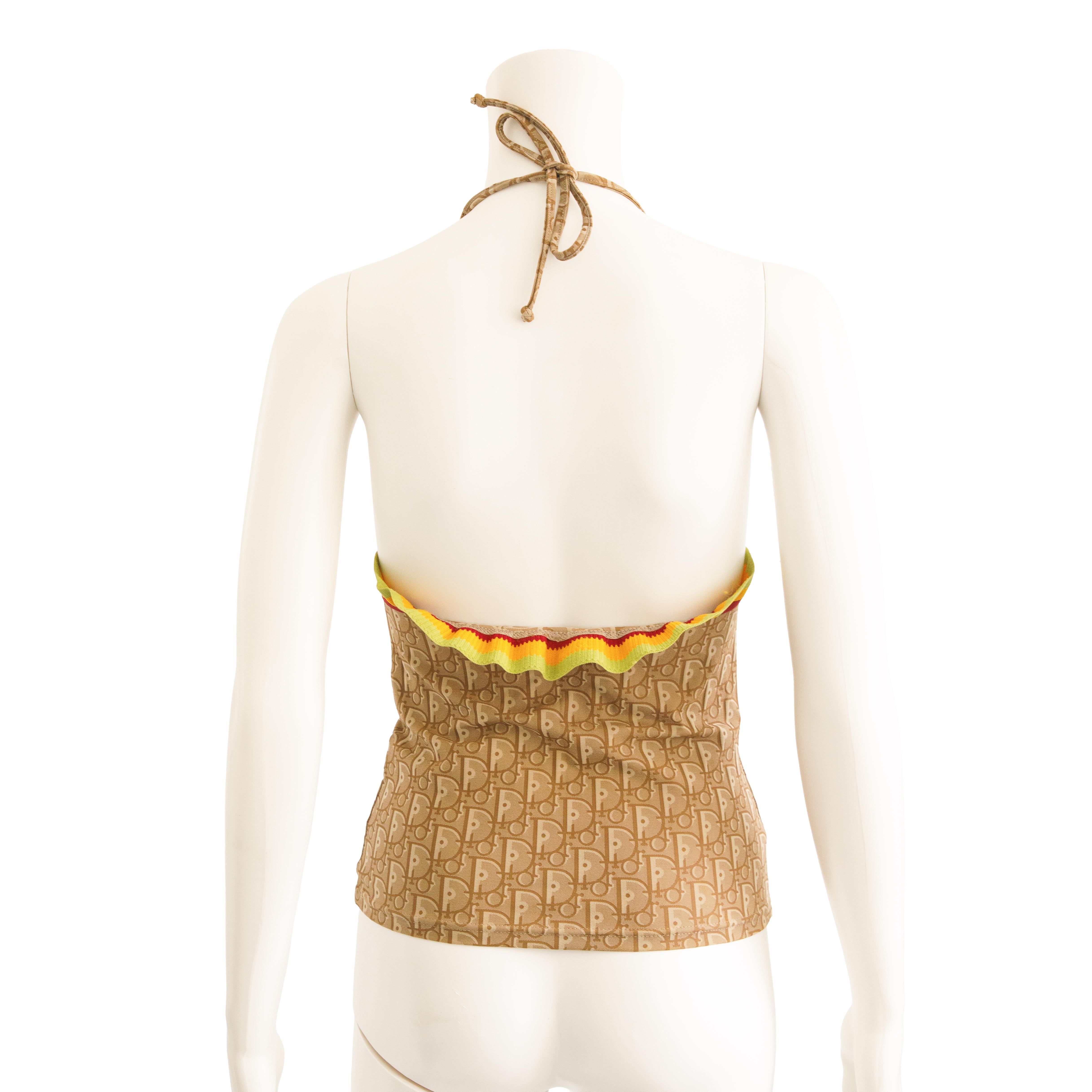 2004 Christian Dior Rasta Collection Neckholder-Top von John Galliano.

Mit dem braunen Rasta-Monogramm und einem rot-golden-grünen Gummiband.

Das Oberteil hat in der Mitte eine rote Schnalle und darunter ein Schlüsselloch.

Der Stoff ist dehnbar,