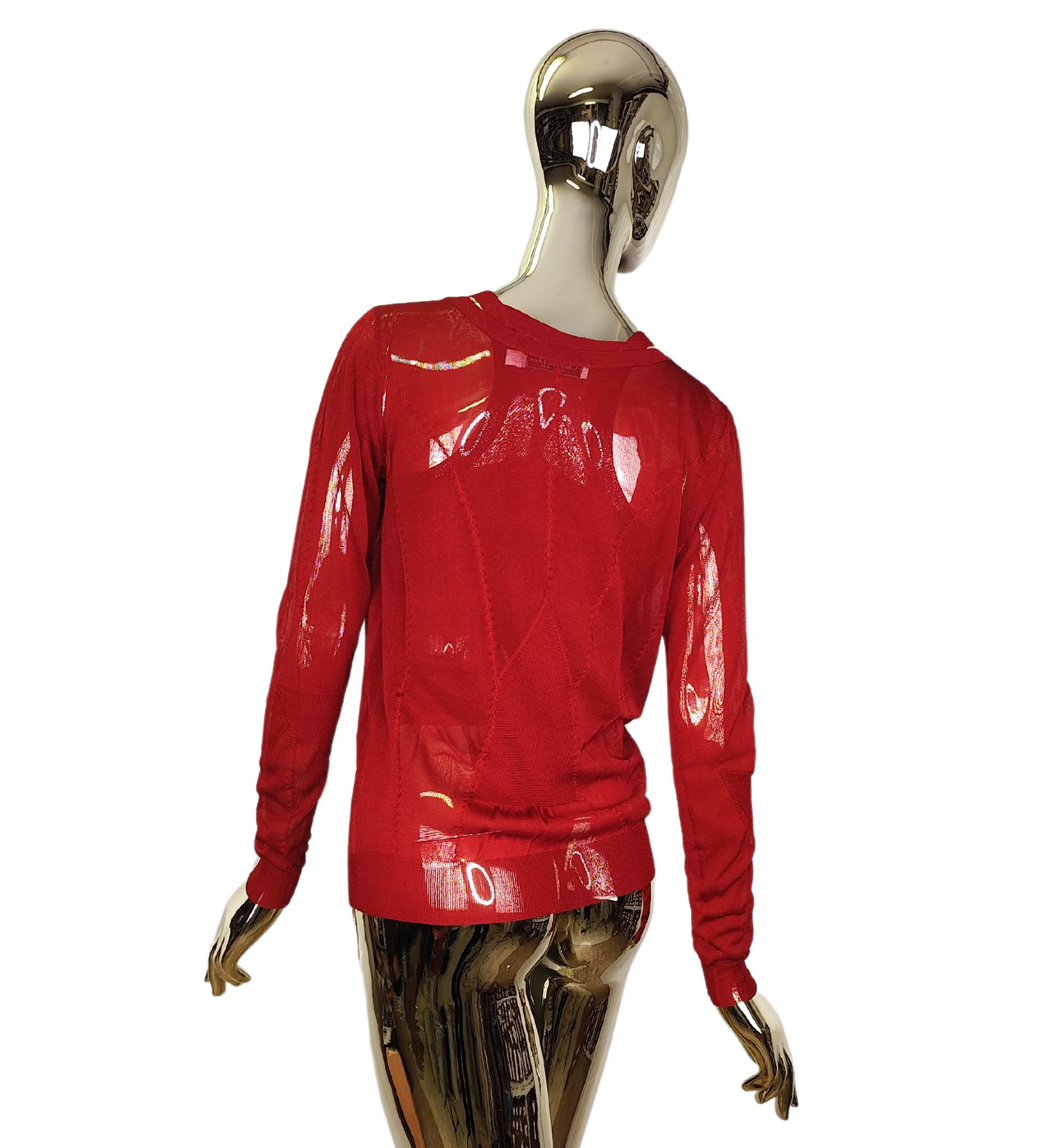 Ensemble top et pull rouge Christian Dior
Soie extensible tricotée transparente
Motif géométrique

Taille 38 FR

Mesures supérieures :
buste jusqu'à 88 cm - 34.5 in
taille jusqu'à 88 cm - 34.5 in
hanches jusqu'à 82 cm - 32 in
longueur 57 cm - 22.5