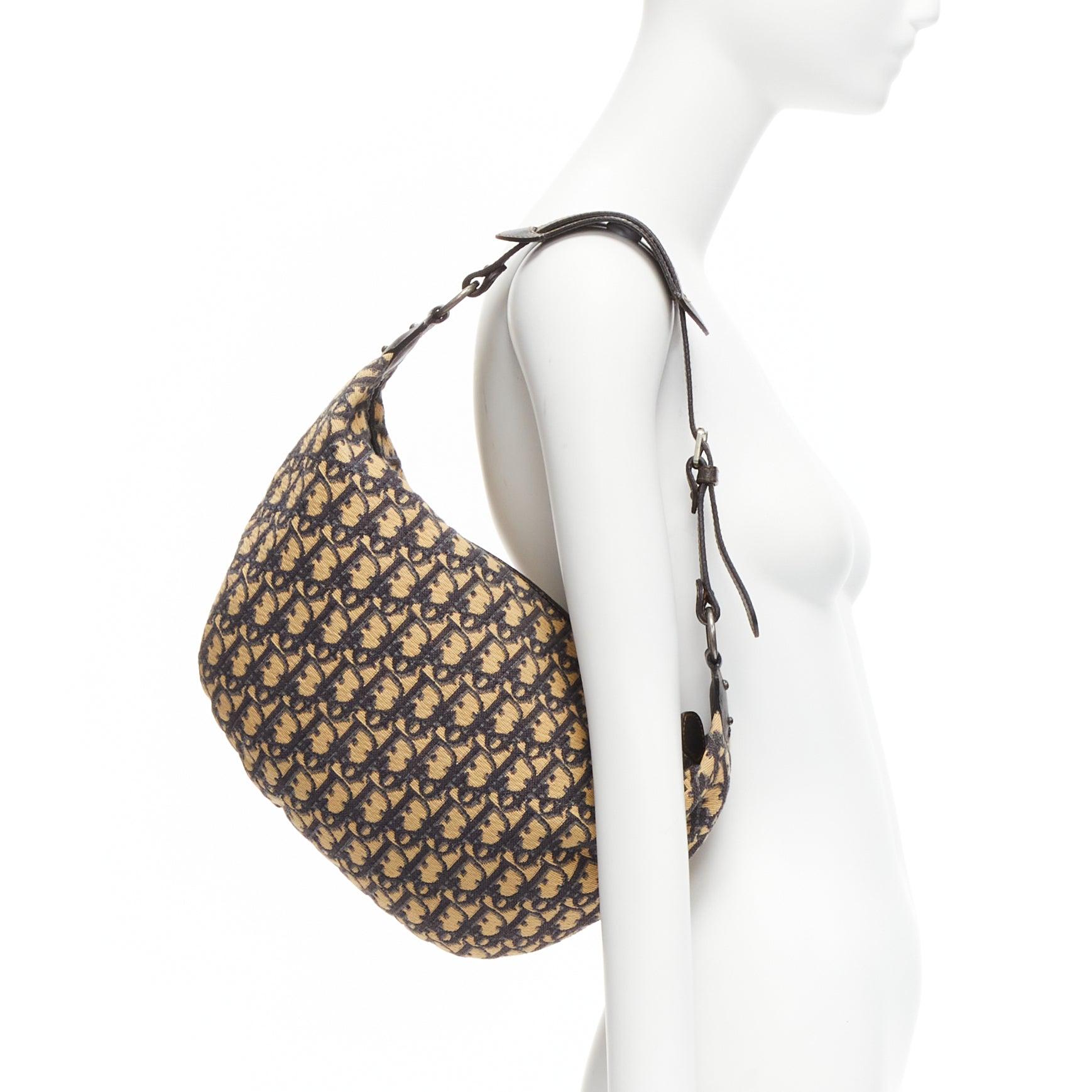 CHRISTIAN DIOR 2006 Vintage Trotter Monogram hobo bag medium
Reference: TGAS/D00702
Brand: Christian Dior
Collection: 2006
Material: Fabric, Leather
Color: Beige, Black
Pattern: Monogram
Closure: Zip
Lining: Navy Fabric
Extra Details: Monogram