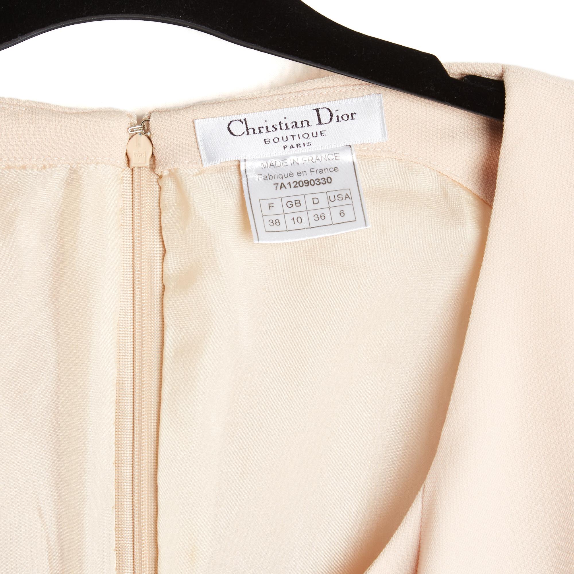 Christian Dior Kleid aus der Kollektion AW2007 von John Galliano aus sehr blassrosa Wollkrepp, großer runder Ausschnitt vorne, ärmellos, eng anliegend, passendes rosa Seidenfutter. Größe 38FR oder UK10 und US6 oder 8: Schultern 34 cm, Brust 45 cm,
