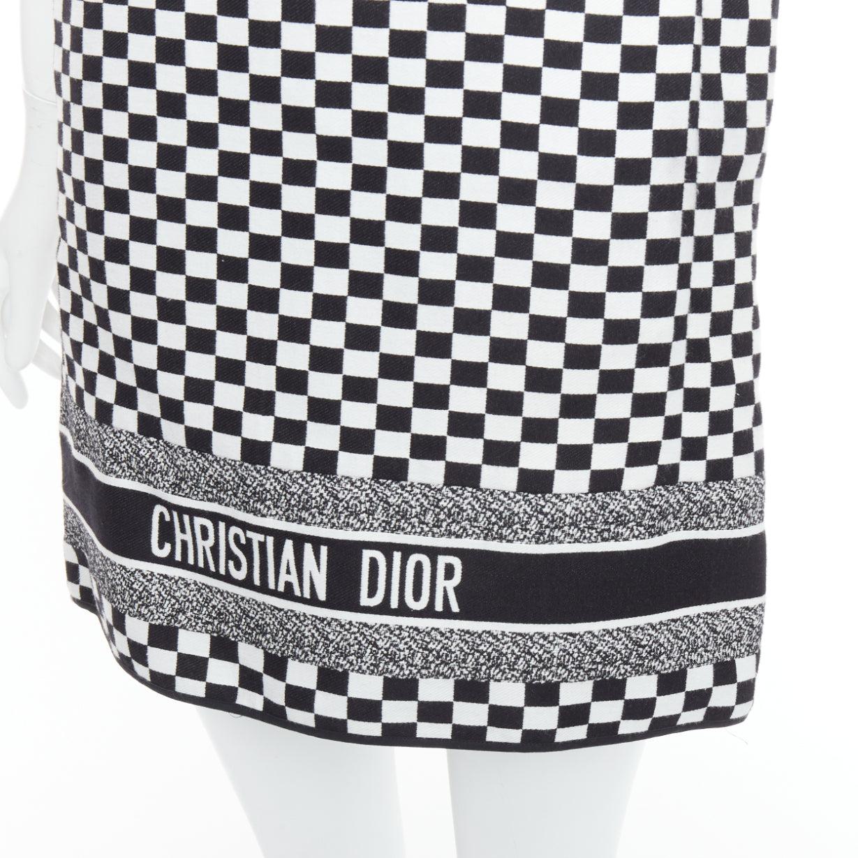 CHRISTIAN DIOR 2018 black white checkered logo mini shift dress FR34 XS
Reference: MECG/A00037
Brand: Dior
Designer: Maria Grazia Chiuri
Collection: 2018 Spring Summer - Runway
Material: Wool, Silk, Blend
Color: Black, White
Pattern:
