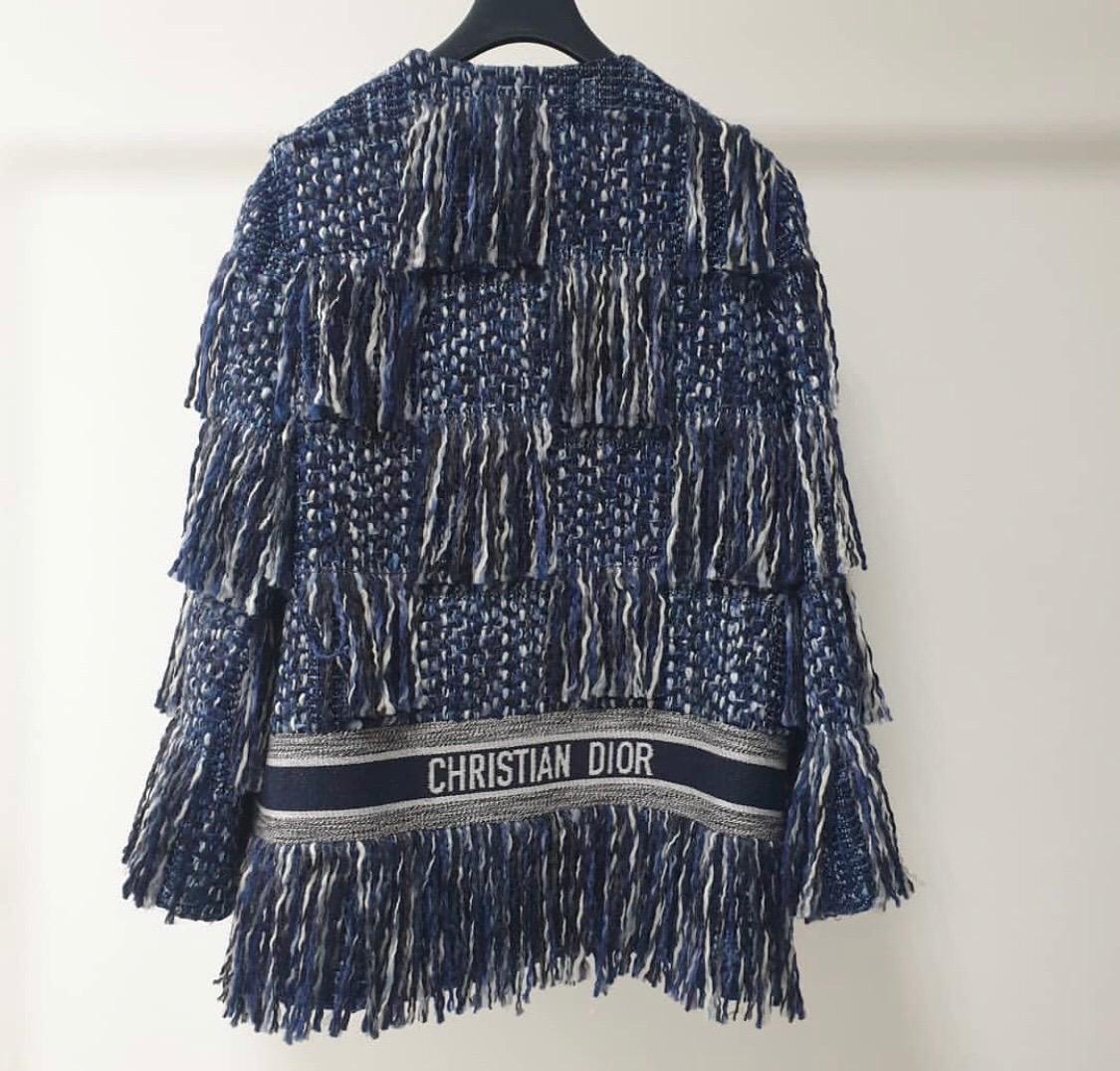 CHRISTIAN DIOR 2019 Fransenjacke aus Tweed

2019 Spring/Summer Collection'S. Oversize-Style mit Rundhalsausschnitt. Mittelschwerer Tweed in Blautönen und Weiß mit Denim-Tönen. Geflochtenes Band mit Logo der Marke.

Sz.38

Der Zustand ist