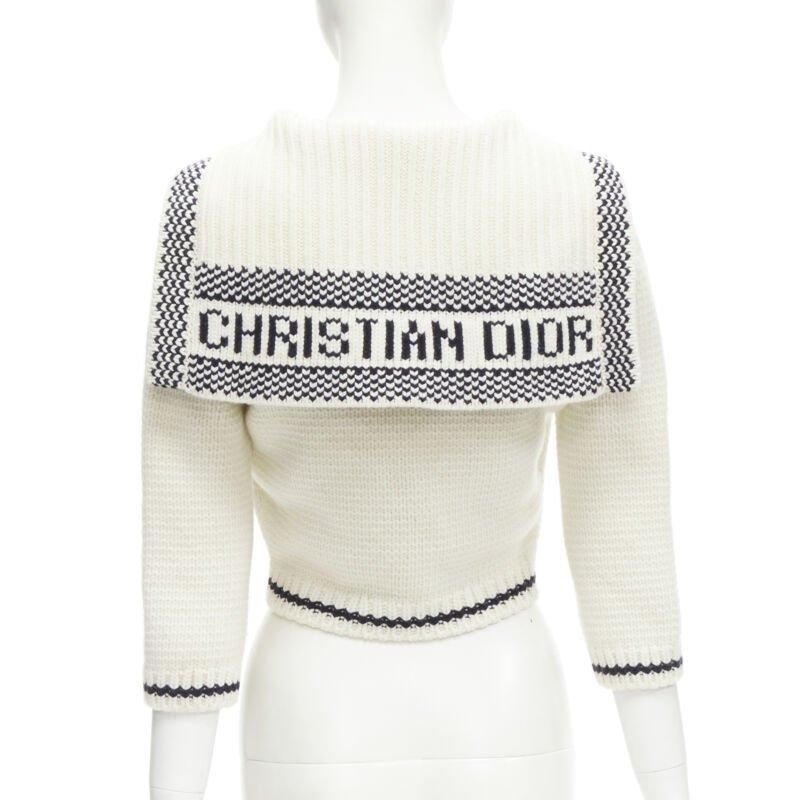 Christian Dior 2021 Mariniere lana cashmere beige cardigan con collo alla marinara FR34 XS
Riferimento: AAWC/A00249
Marchio: Dior
Stilista: MARIA GRAZIA CHIURI
Collezione: 2021 - Pista
Materiale: Lana vergine, cashmere
Colore: Beige, Navy
Modello: