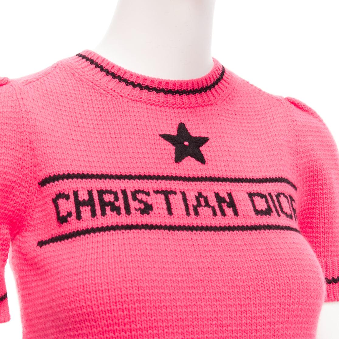 CHRISTIAN DIOR 2022 100% cashmere pink black logo puff sleeve crop sweater FR34 XXS
Reference: AAWC/A00828
Brand: Dior
Designer: Maria Grazia Chiuri
Collection: 2022
Material: Wool, Cashmere
Color: Pink, Black
Pattern: Star
Closure: Slip On
Made in: