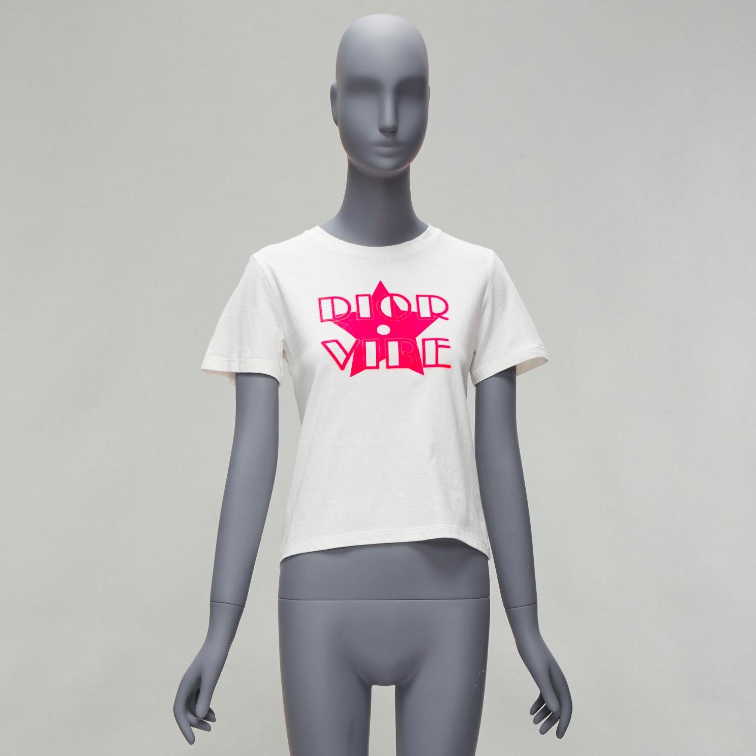 CHRISTIAN DIOR 2022 Dior Vibe rose fluo logo graphique CD bee tshirt blanc XS en vente 4