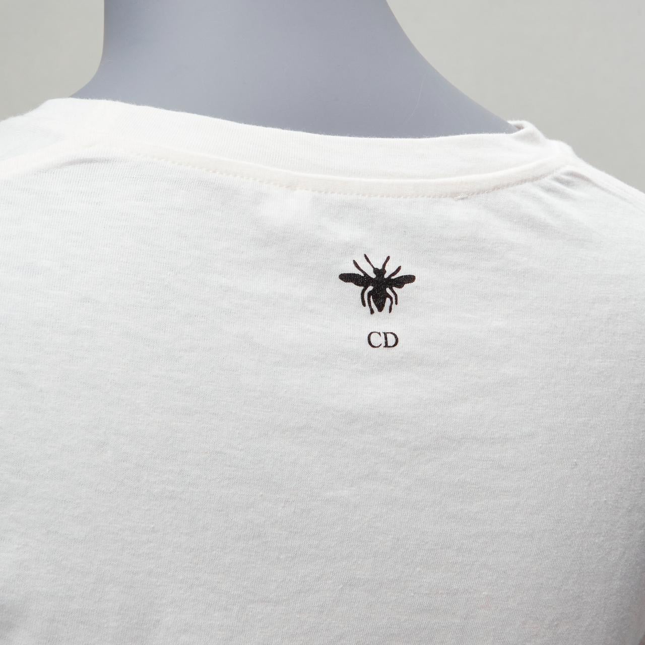 CHRISTIAN DIOR 2022 Dior Vibe neon pink star logo graphic CD bee white tshirt XS
Reference: AAWC/A00454
Brand: Dior
Designer: Maria Grazia Chiuri
Collection: 2022 Dior Vibe - Runway
Material: Cotton, Linen
Color: Neon Pink, White
Pattern: