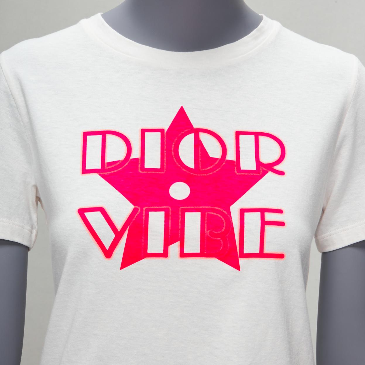 CHRISTIAN DIOR 2022 Dior Vibe rose fluo logo graphique CD bee tshirt blanc XS en vente 1