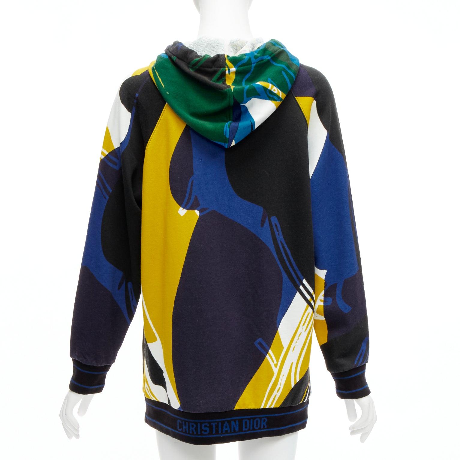 CHRISTIAN DIOR 2022 Felpa con cappuccio astratta con logo sull'orlo della passerella XS
Riferimento: TGAS/D00772
Marchio: Dior
Stilista: MARIA GRAZIA CHIURI
Collection'S: Crociera 2022 Look 39 - Passerella
Materiale: Cotone
Colore: