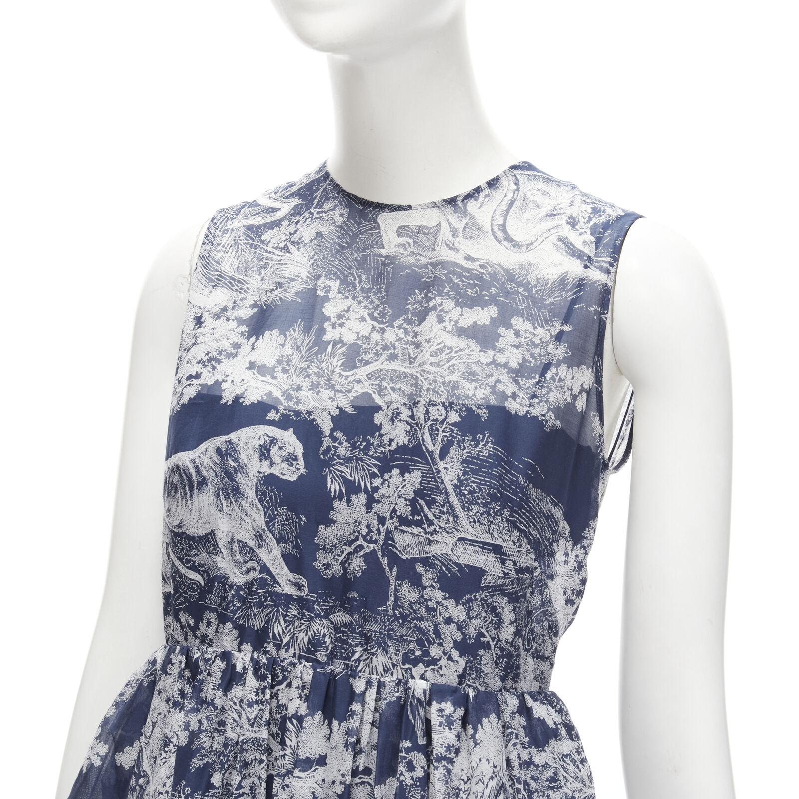 CHRISTIAN DIOR 2022 Toile de Jouy Umgekehrtes marineblaues ausgestelltes Kleid aus Baumwolle FR34 XS
Referenz: AAWC/A00184
Marke: Christian Dior
Designer: Maria Grazia Chiuri
Collection'S: Toile de Jouy Reverse
MATERIAL: Baumwolle
Farbe: Blau,