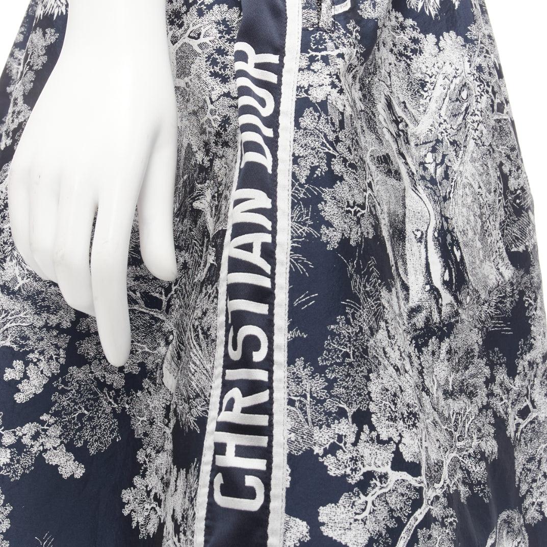 CHRISTIAN DIOR 2022 Toile de Jouy Sauvage navy white print logo wide skirt FR34
Reference: AAWC/A00599
Brand: Christian Dior
Designer: Maria Grazia Chiuri
Collection: 2022 Toile De Jouy
Material: Polyester
Color: Navy, White
Pattern: Animal