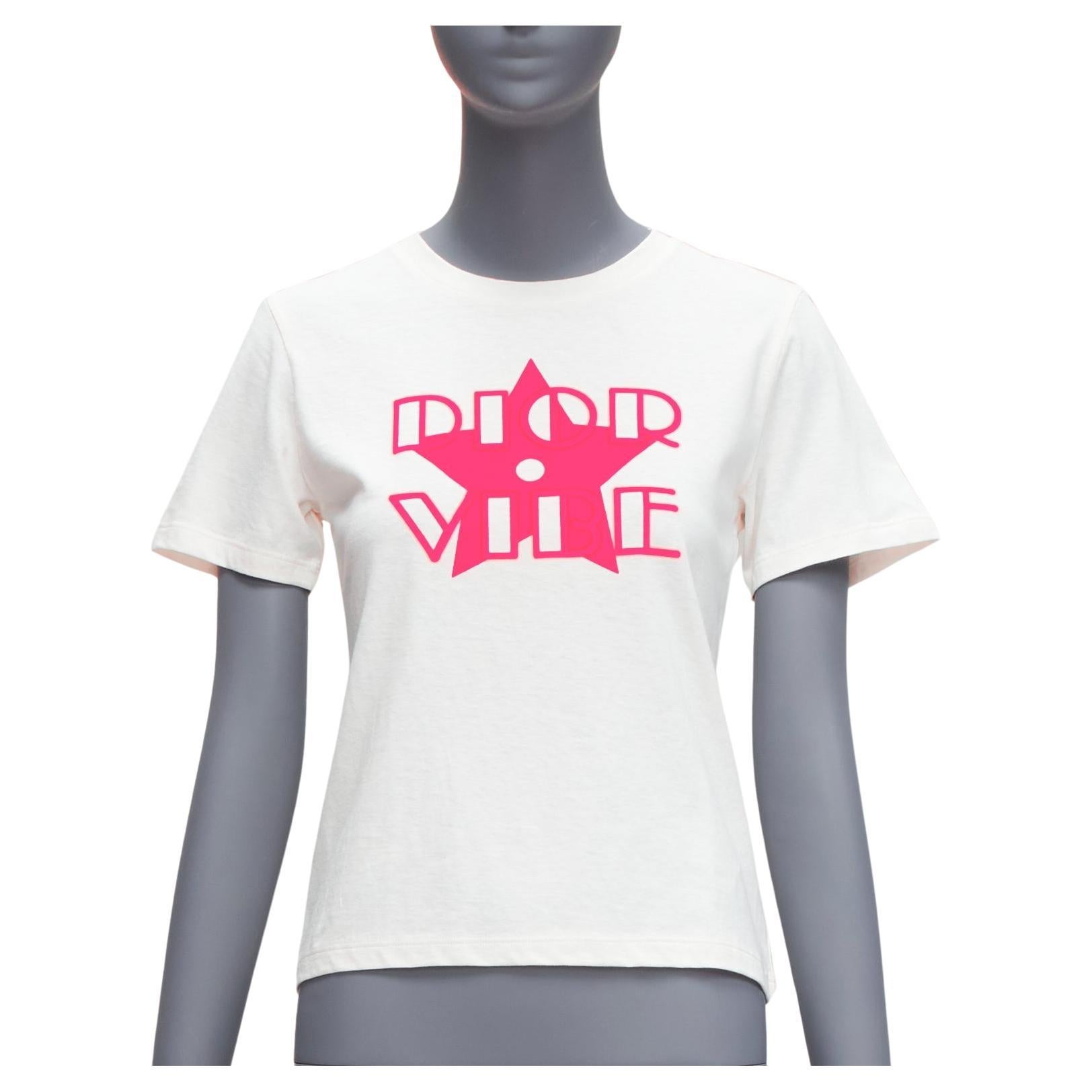 CHRISTIAN DIOR 2022 Vibe - T-shirt à manches courtes imprimé d'un logo étoilé rose néon XS en vente