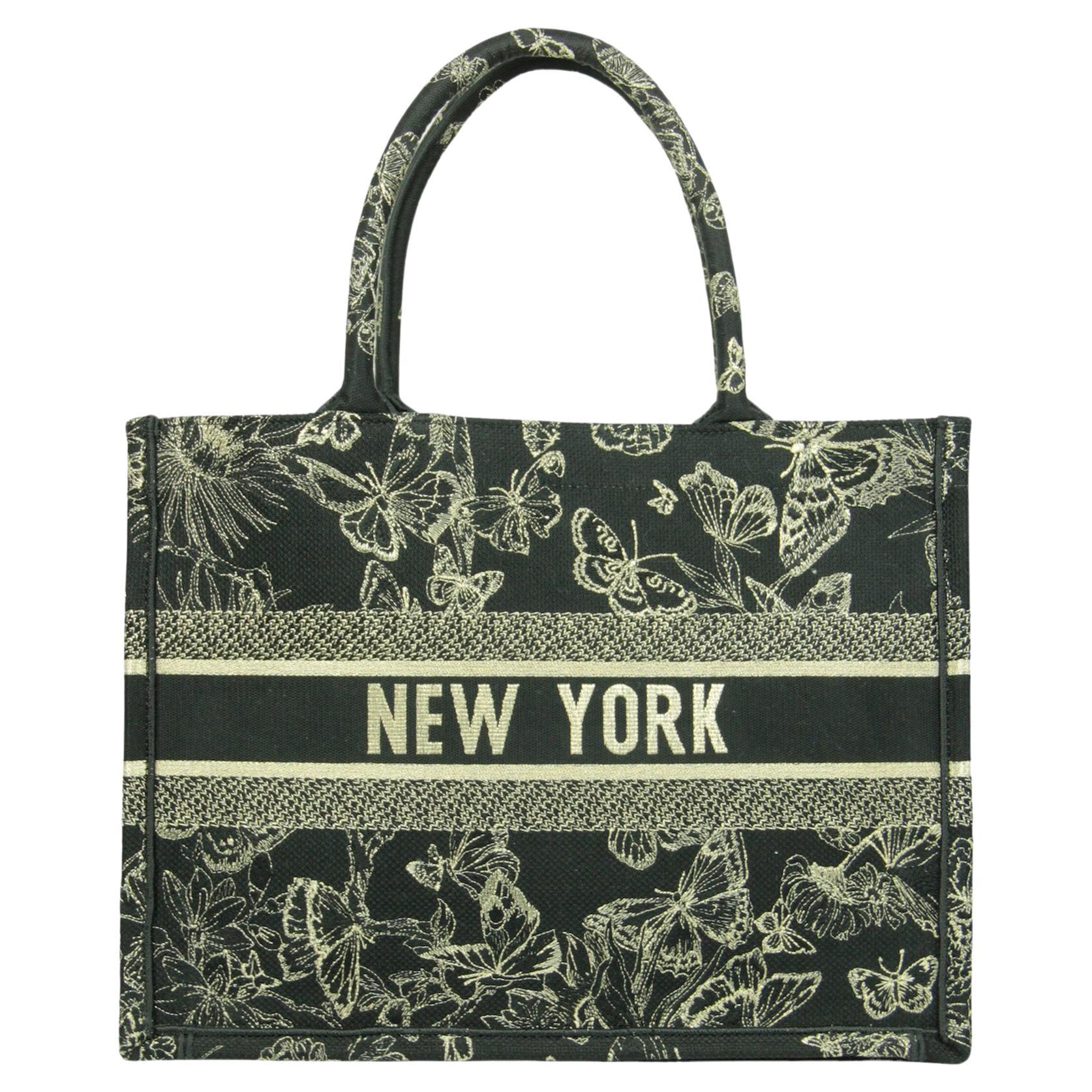 Christian Dior 2023 Black/Gold New York Medium Book Tote Bag. Carosello dei sogni di Dior in edizione limitata da For Saks Fifth Avenue di New York. 

Prodotto in: Italia
Anno di produzione: 2023
Colore: nero e oro
Hardware: Nessuno
Materiali: