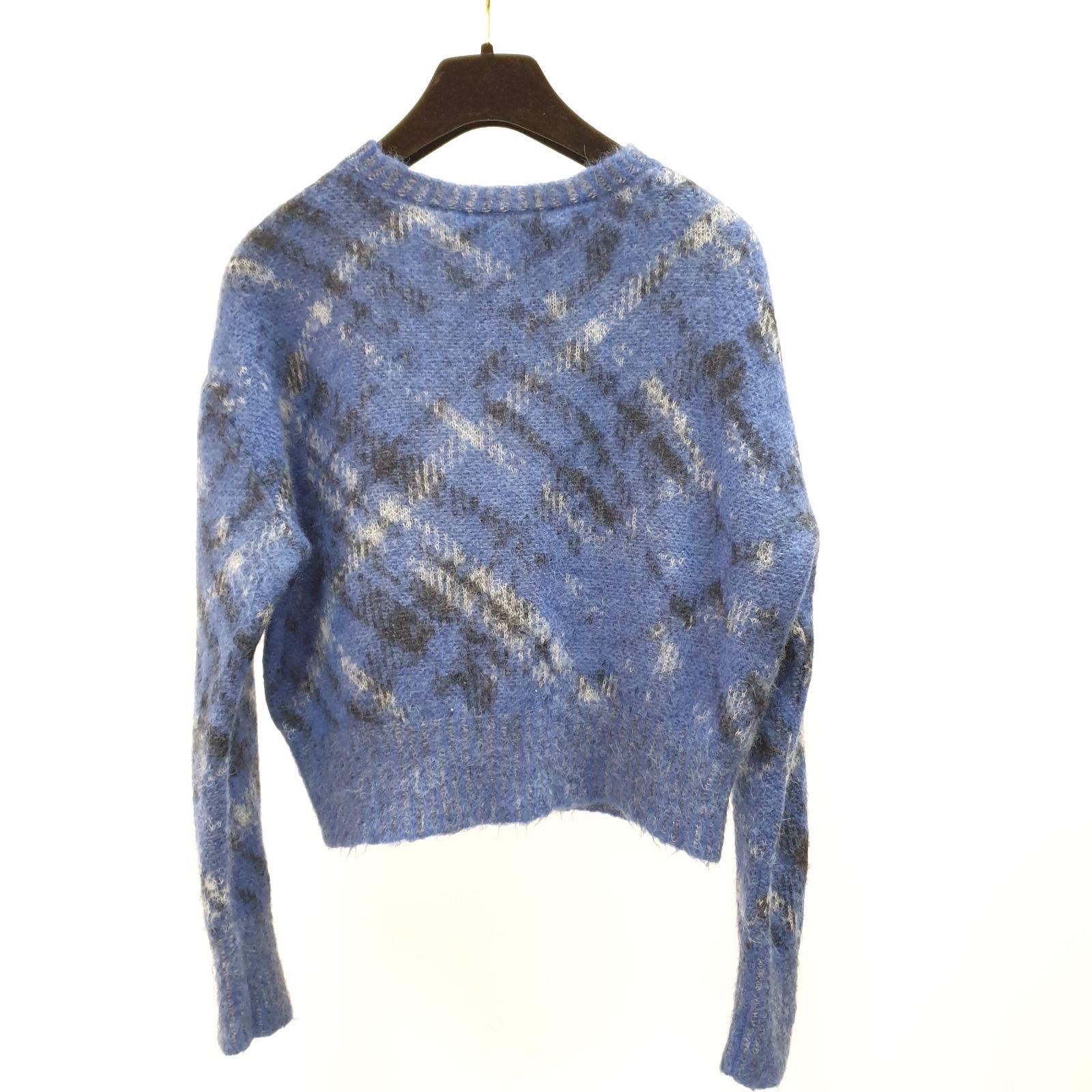 Est. Retail Price of $3,400.00

Unveiled at the Fall-Winter 2023-2024 fashion show, the sweater showcases the blue Check'n'Dior motif. Crafted in brushed technical mohair and alpaca knit, it is distinguished by a short silhouette that highlights the