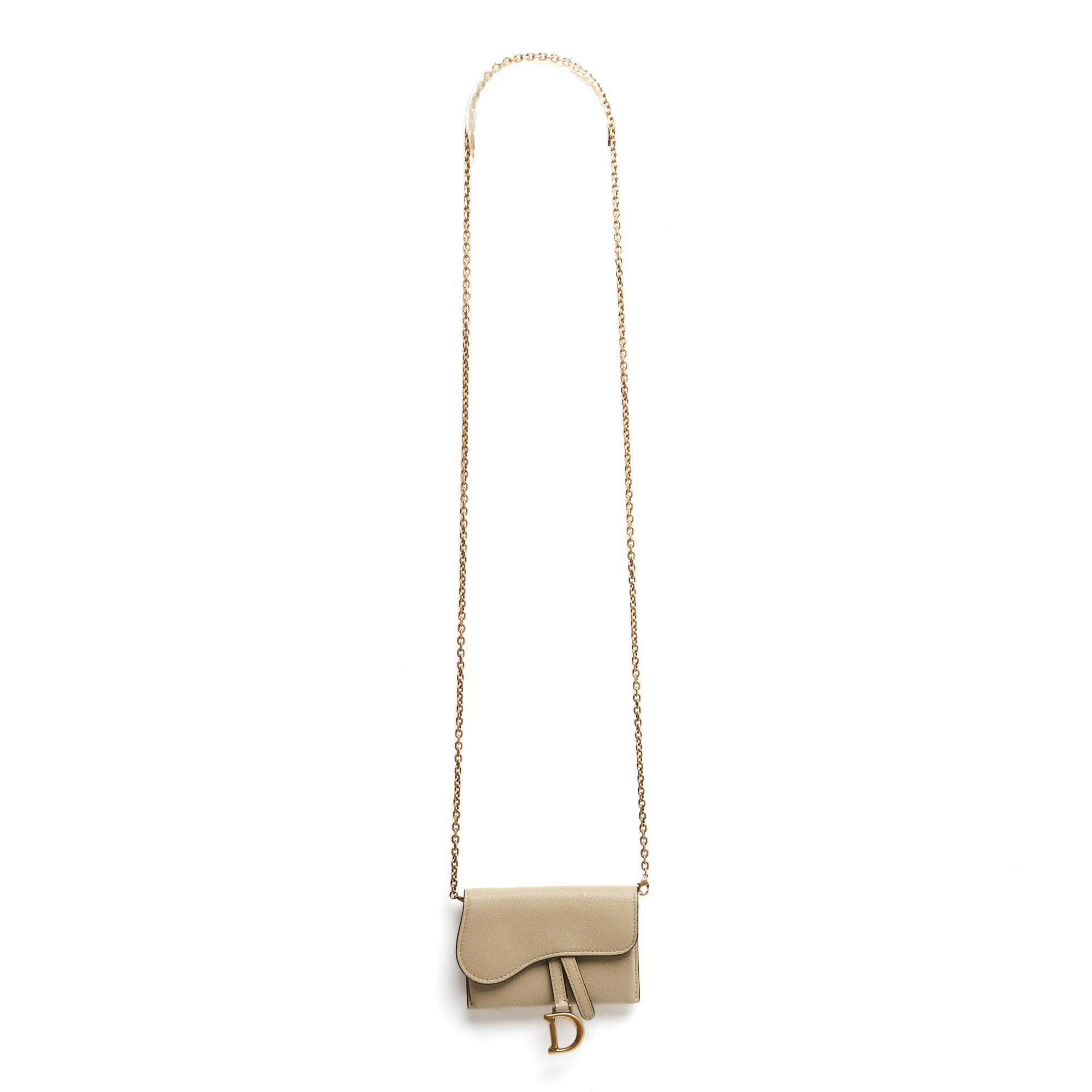 Dior Saddle mini clutch, wallet on chain style or belt clutch in beige lightly grained leather and aged gold metal, matching leather interior, Saddle flap closure with magnetic snap, long removable chain shoulder strap in aged gold metal, 2 navy