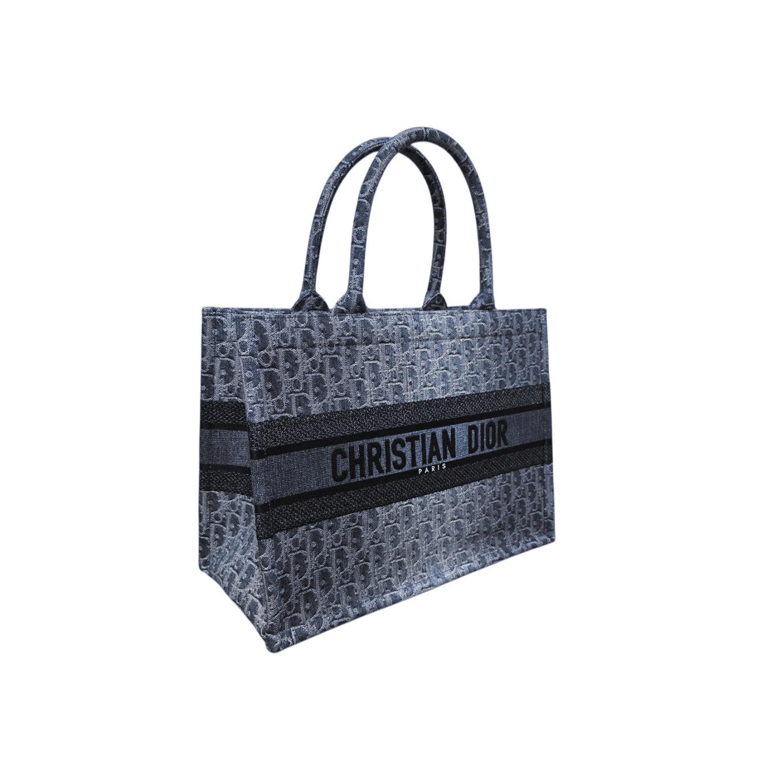 Présenté par Maria Grazia Chiuri, directrice de la création de Christian Dior, le Dior Book Tote est devenu un élément essentiel de l'esthétique Dior. Conçu pour contenir tous les essentiels du quotidien, il est réalisé en jacquard bleu Denim Dior