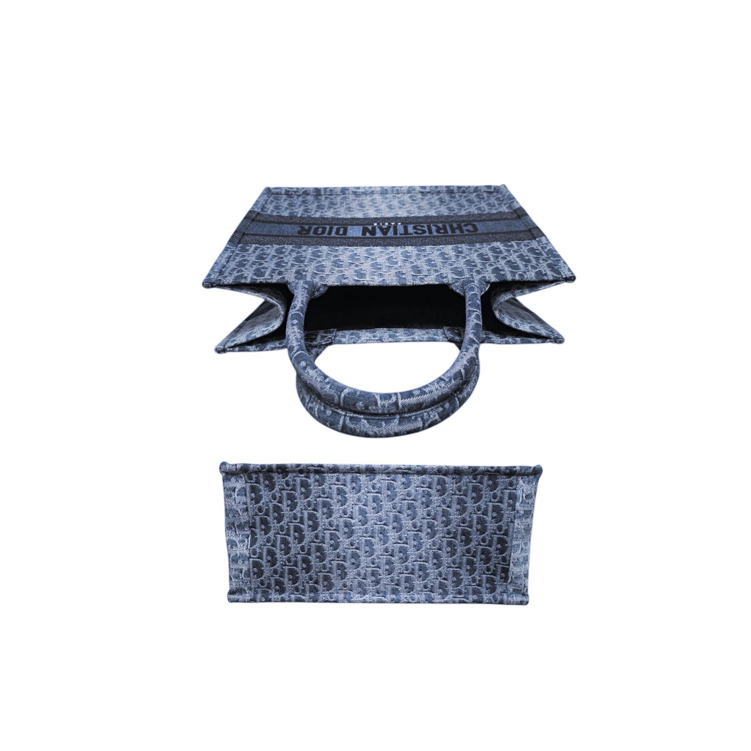 Christian Dior 2024 Oblique Jacquard Bleu Denim Medium Book Tote en vente 2