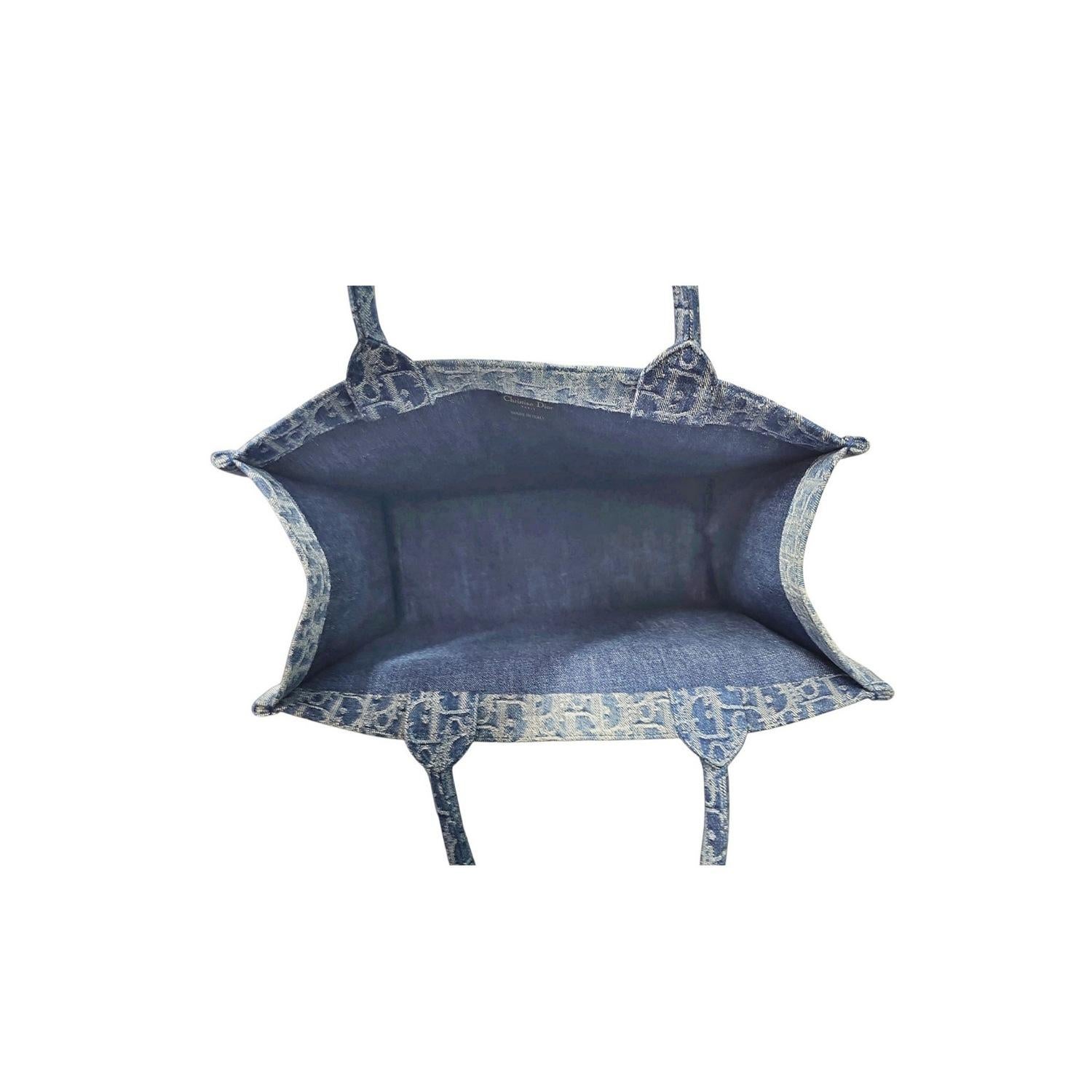 Christian Dior 2024 Oblique Jacquard Bleu Denim Medium Book Tote en vente 3