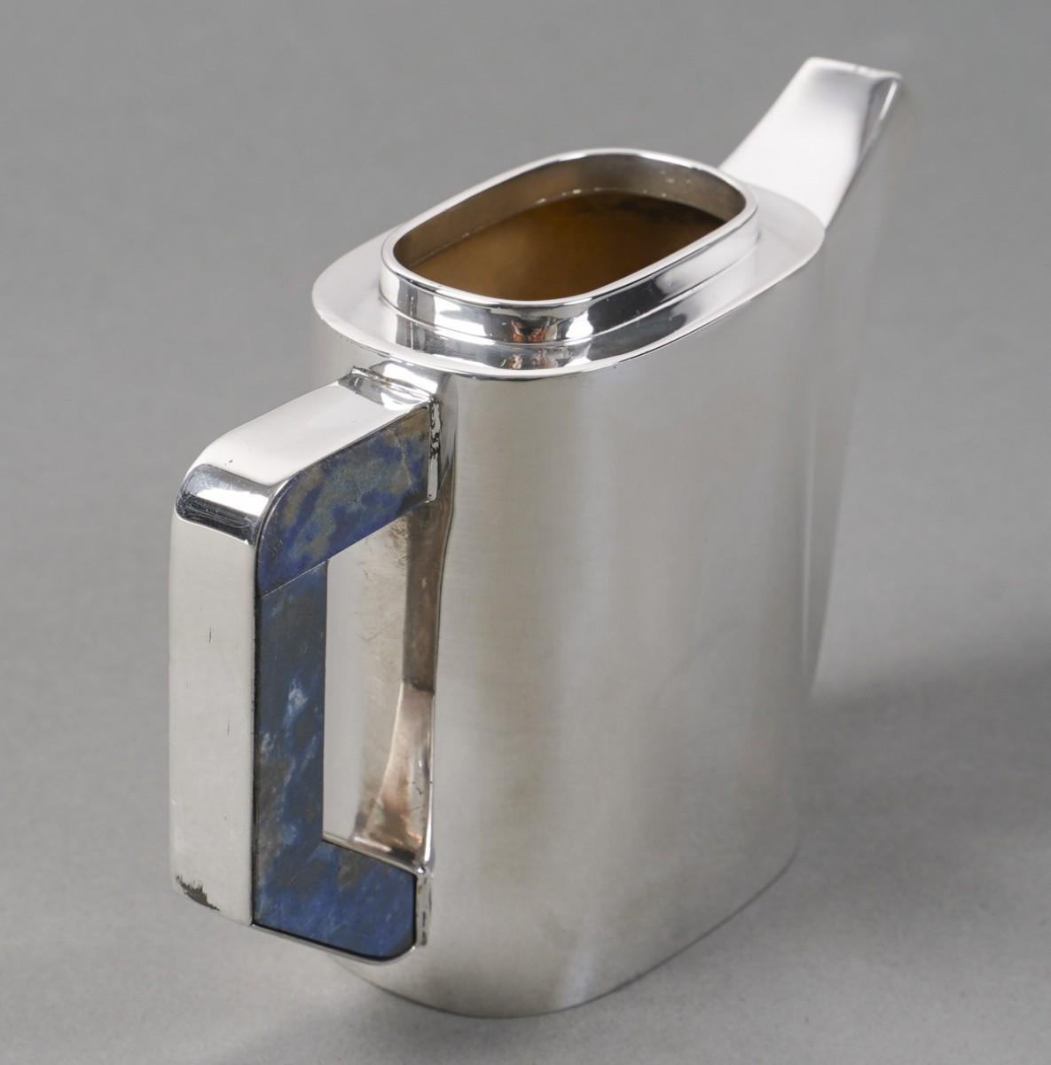 DECORAZIONE CHRISTIAN DIOR
Servizio da tè a tre pezzi in argento massiccio e lapislazzuli composto da una teiera, una lattiera e una zuccheriera, di forma oblunga i cui manici e impugnature sono decorati con placche di lapislazzuli
Questo servizio