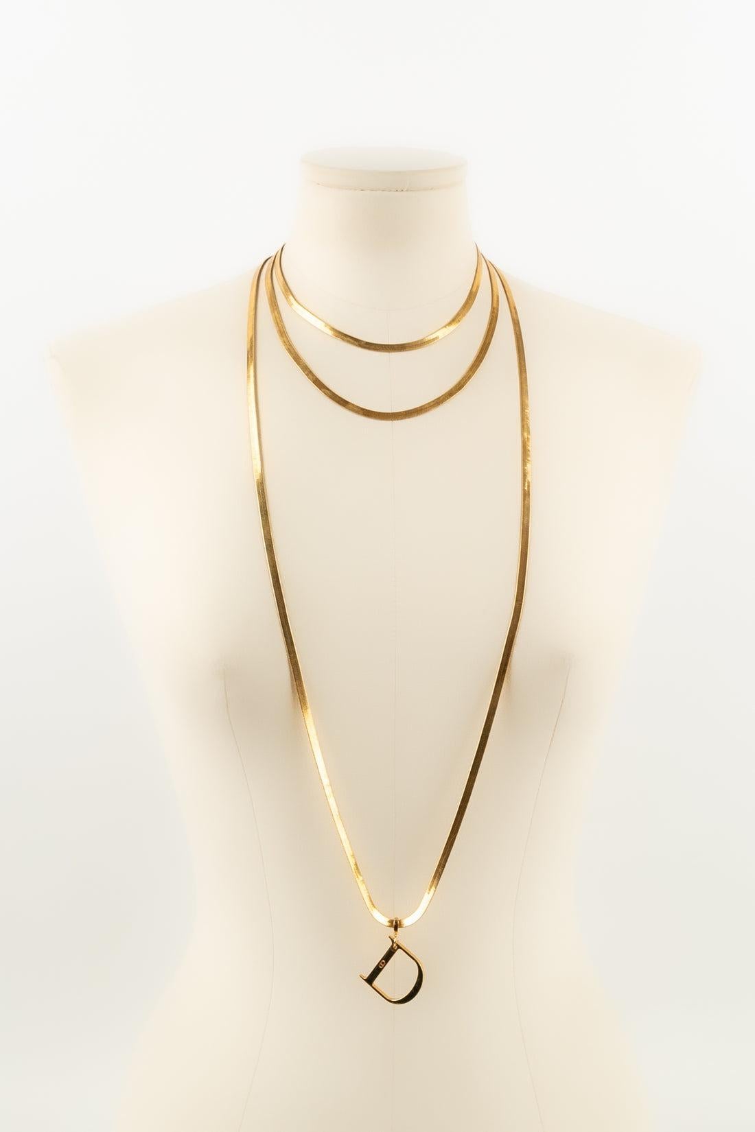 Dior - 3 chain rows necklace in gold-plated metal.

Additional information:
Condition: Very good condition
Dimensions: Length of the shorter row: 37 cm to 41 cm

Seller Reference: BC194