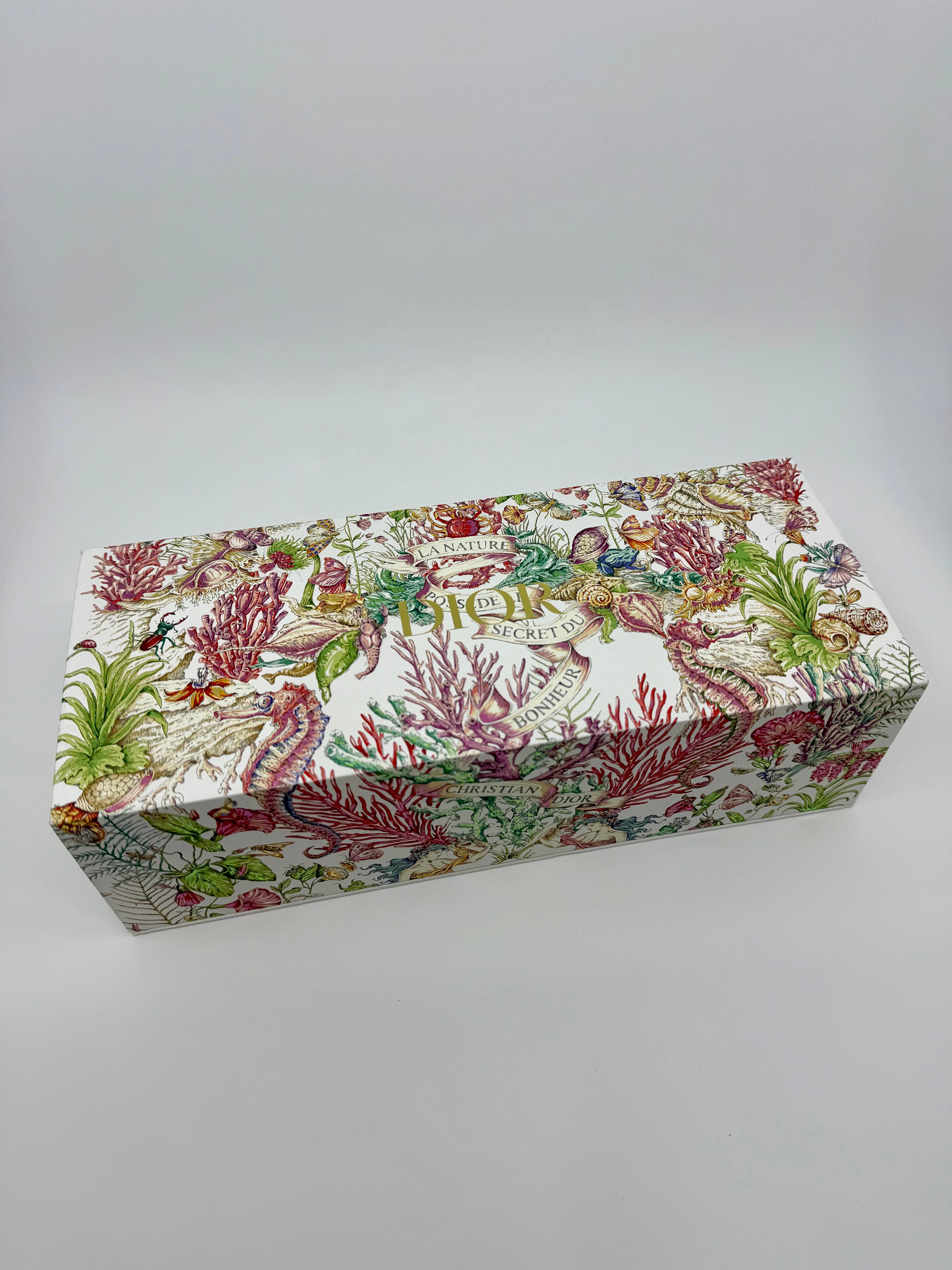 Set di 3 candele profumate Christian Dior in vetro color oro, verde e rosso con timbro del marchio sul lato inferiore. Autentico al 100%. Include la scatola.

Condizione: inutilizzato

Eleganza e atmosfera per la tua casa con questo elegante set di