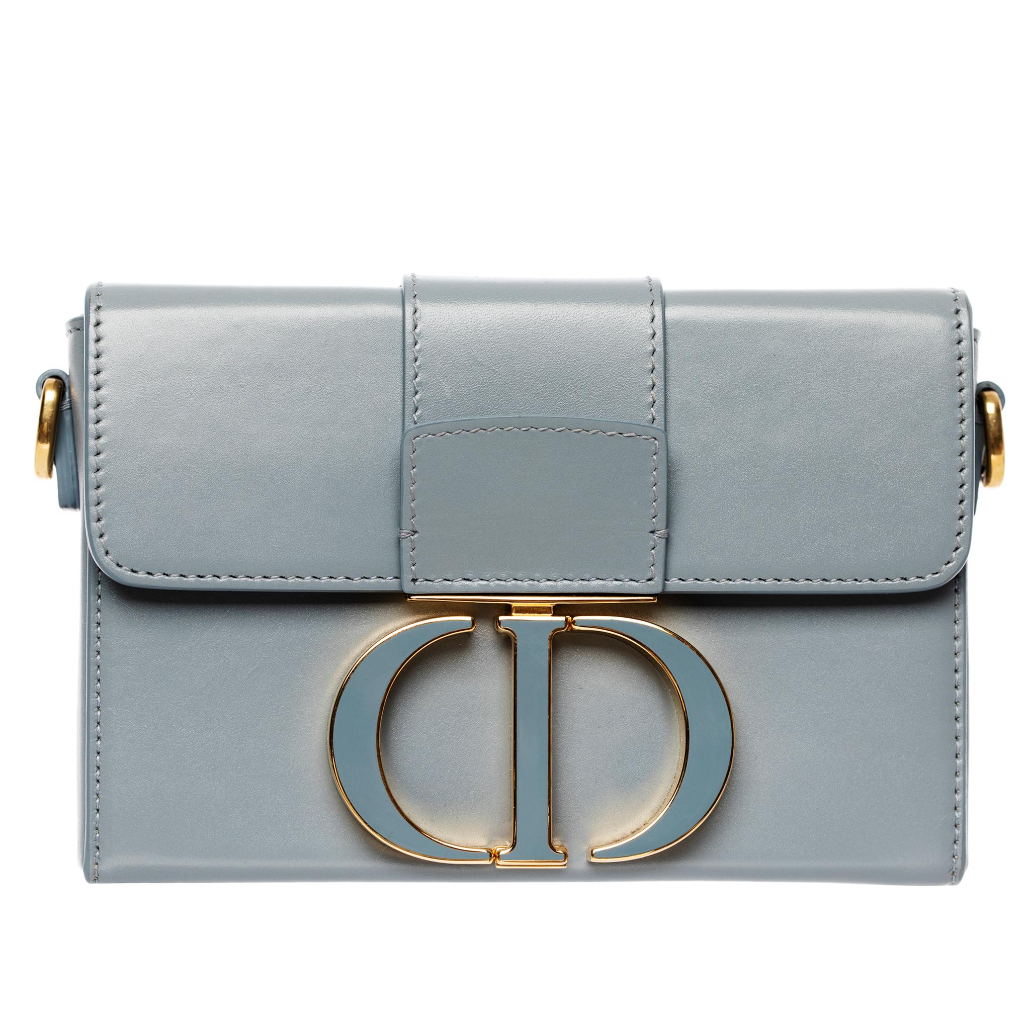 
Brand: Christian Dior

Product: 30 Montaigne Bag

Size: L 15 x H 11 x D 4 CM

Strap: Maximum: 57 Cm

Colour: Blue-Grey

Material: Smooth Leather

Hardware: Gold-Tone

Condition: Preloved; Excellent

Accompanied By: Bag, Dustbag & Authenticity