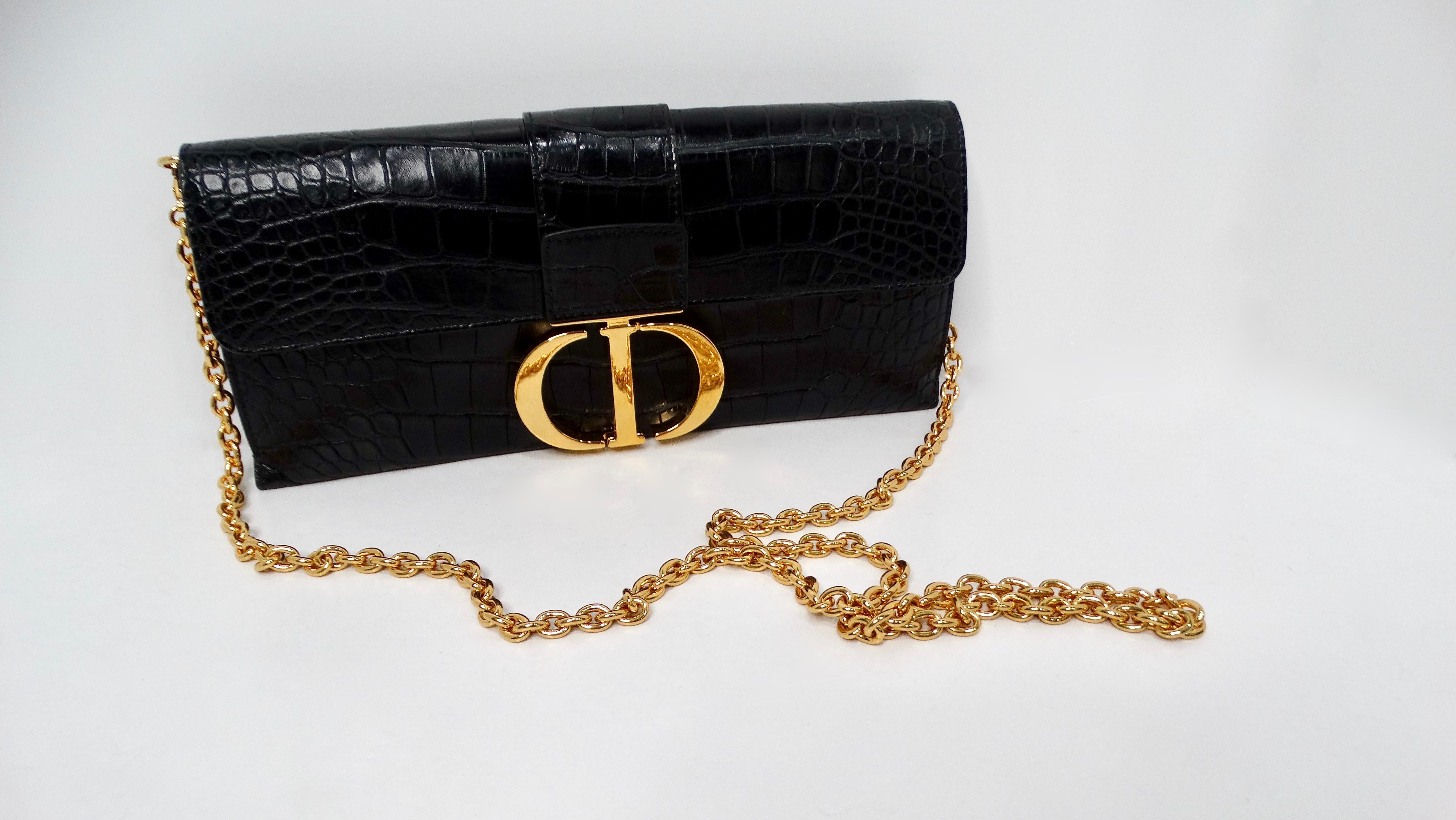La pochette Christian Dior 30 Montaigne en crocodile noir avec chaîne en or est une incarnation exquise du luxe intemporel et du design sophistiqué. Fabriqué en crocodile noir souple et authentique, sa texture est à la fois visuellement frappante et