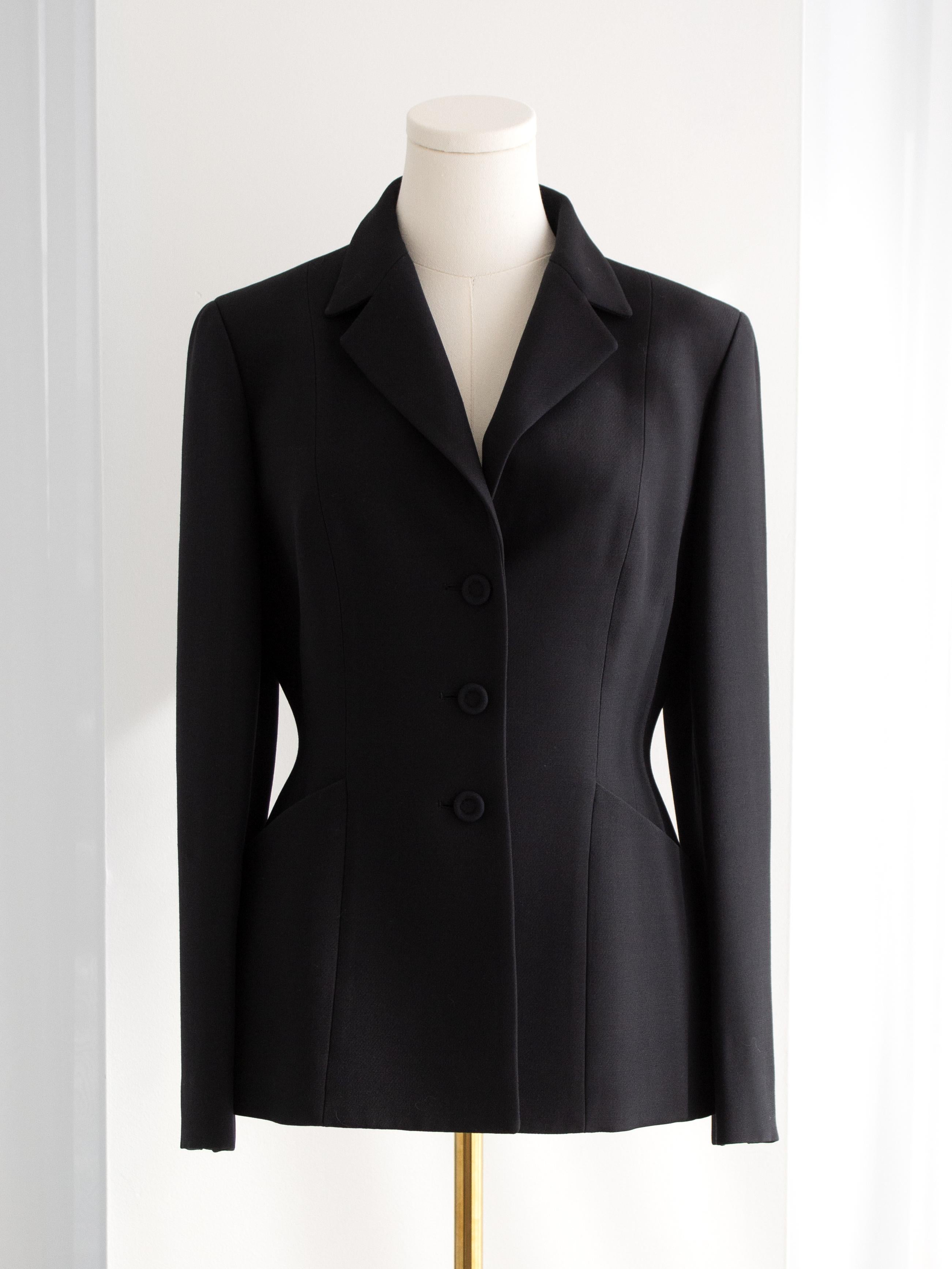 Die 30 Montaigne Bar Jacket ist ein ikonisches Design, das erstmals 1947 von Christian Dior als Teil der bahnbrechenden New Look Kollektion vorgestellt wurde. Die von Maria Grazia Chiuri neu interpretierte moderne Version bewahrt die Essenz des