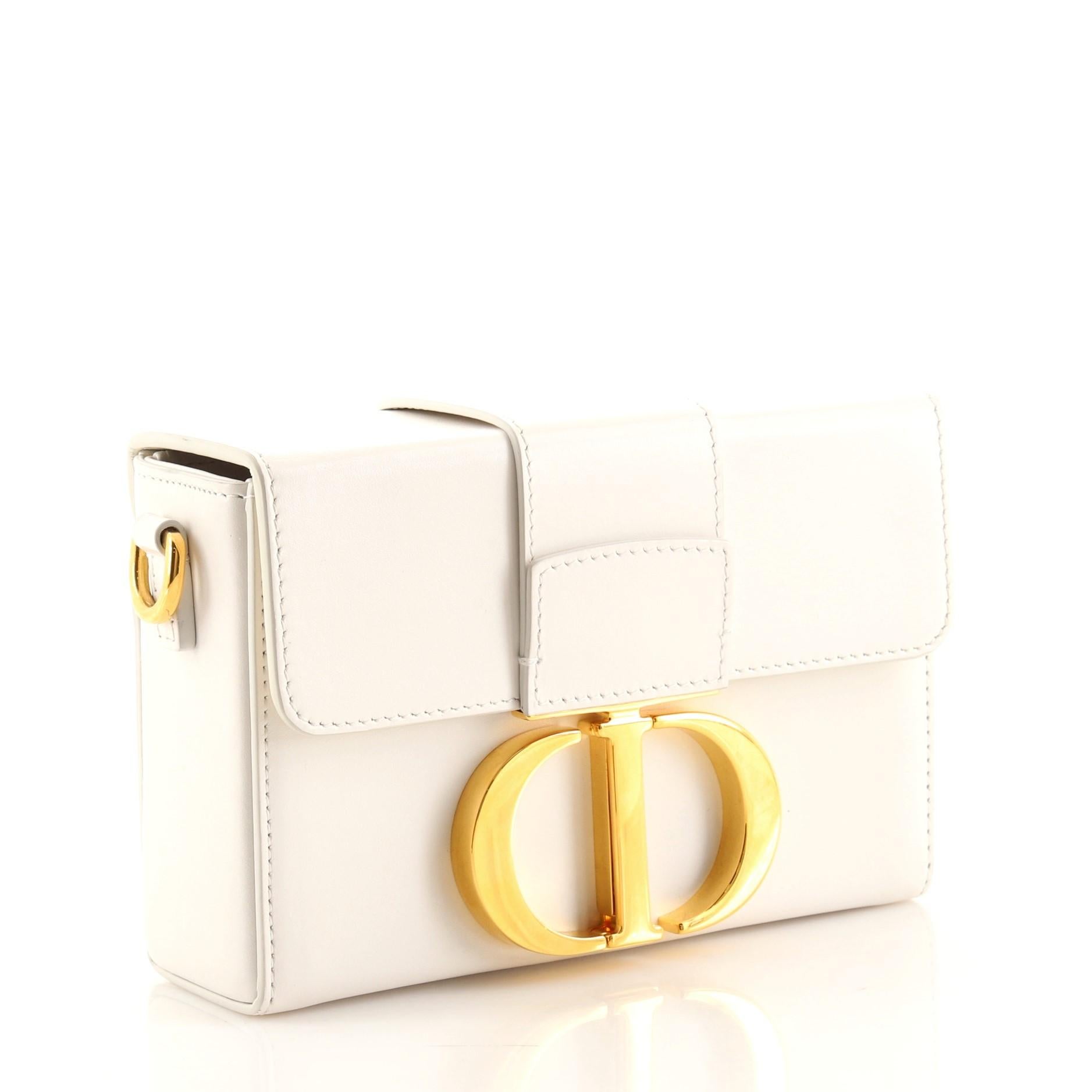 Zustand: Sehr gut. Creasing, small indentations and discoloration on strap and underneath flap, cracking on flap opening corners. Small mark underneath flap, glue stains on opening corners, scratches on hardware.
Accessories: With