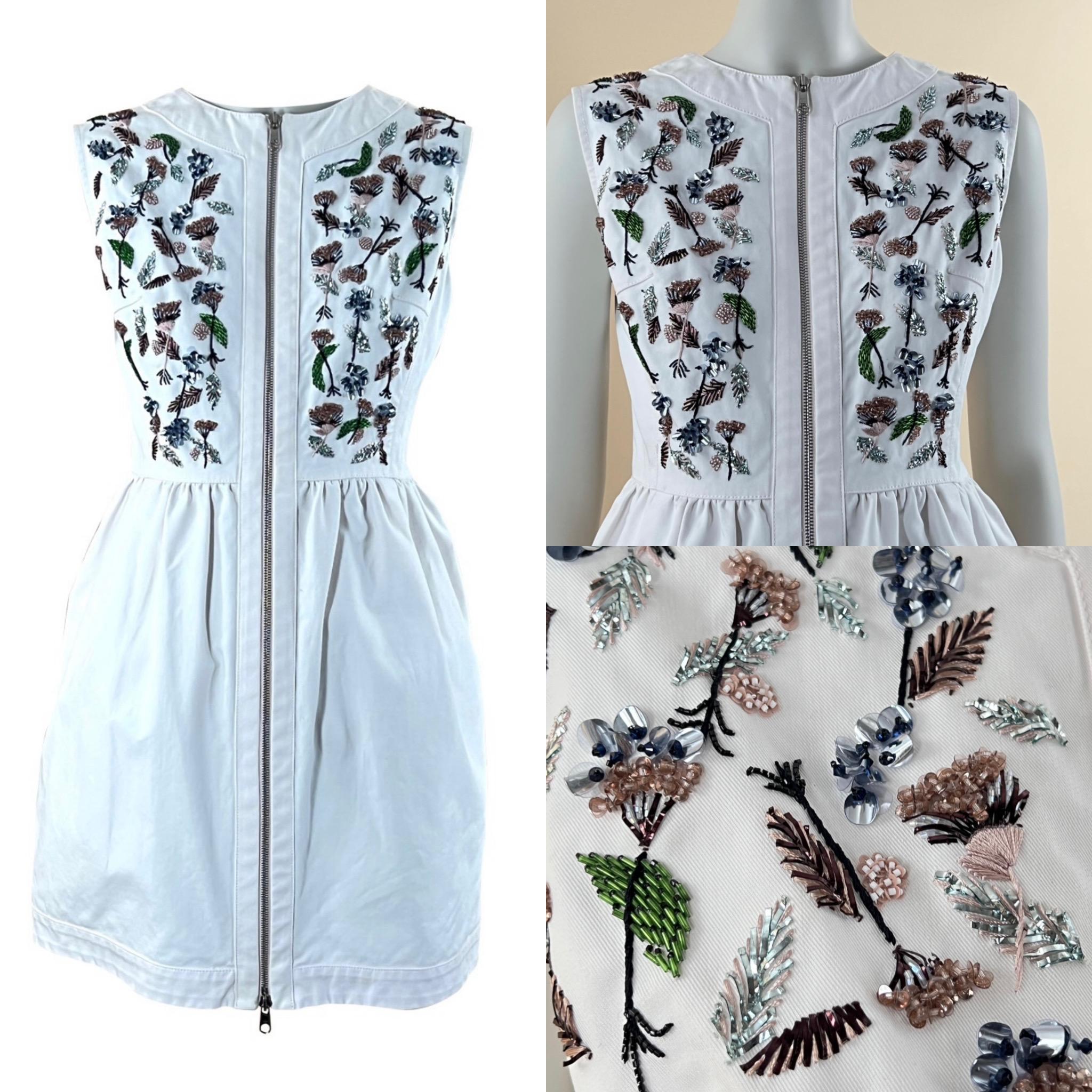 Stupendo abito da cocktail di Christian Dior con abbellimenti Jewell realizzati a mano.
Prezzo della boutique 3,340$
Taglia 36 FR / Conditio sine qua non
- Ricamo del logo del CD
- Chiusura frontale con zip con logo
