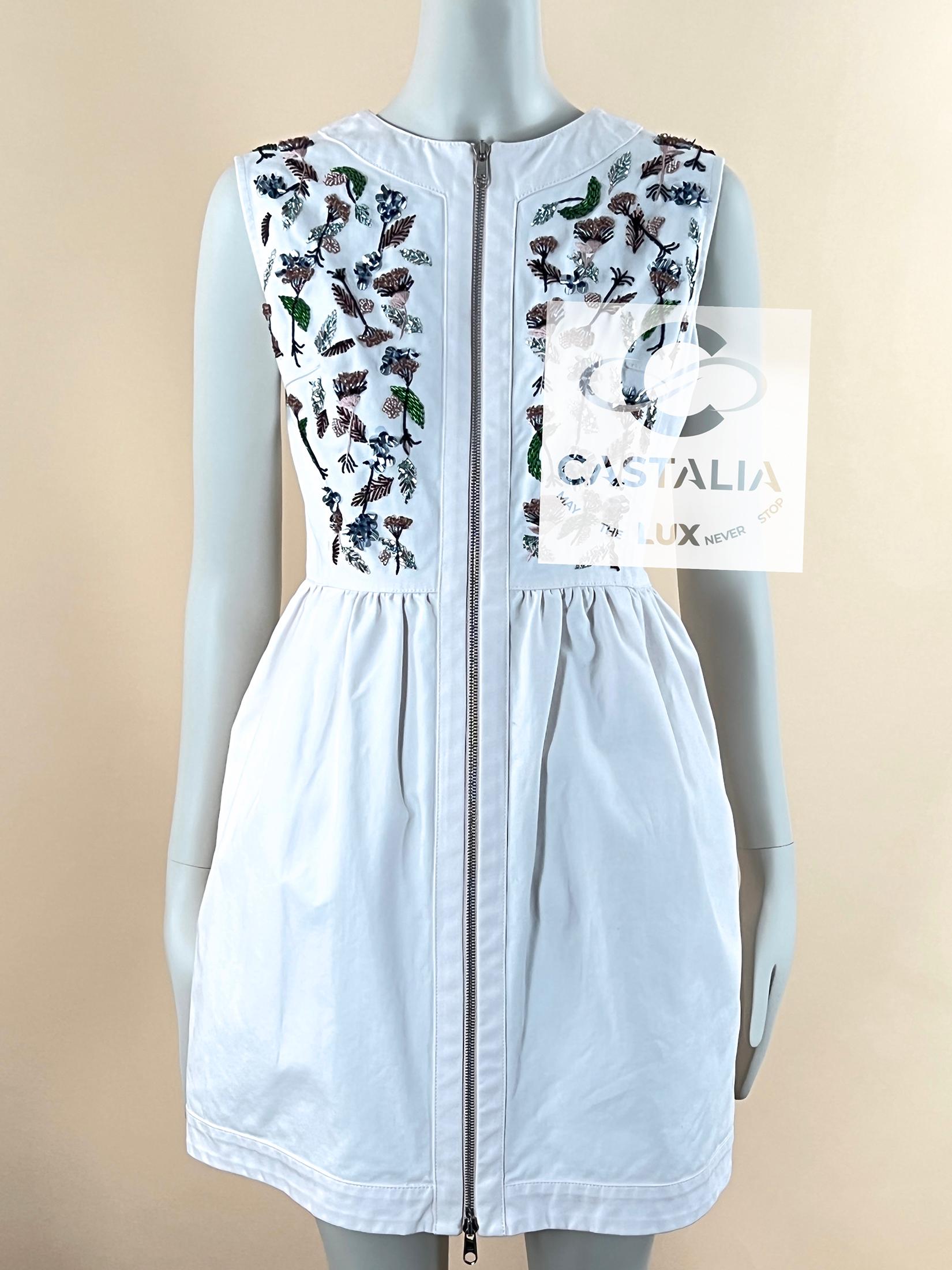 Blu Christian Dior: abito da cocktail con Jewell impreziosito a mano da 3.000 dollari in vendita